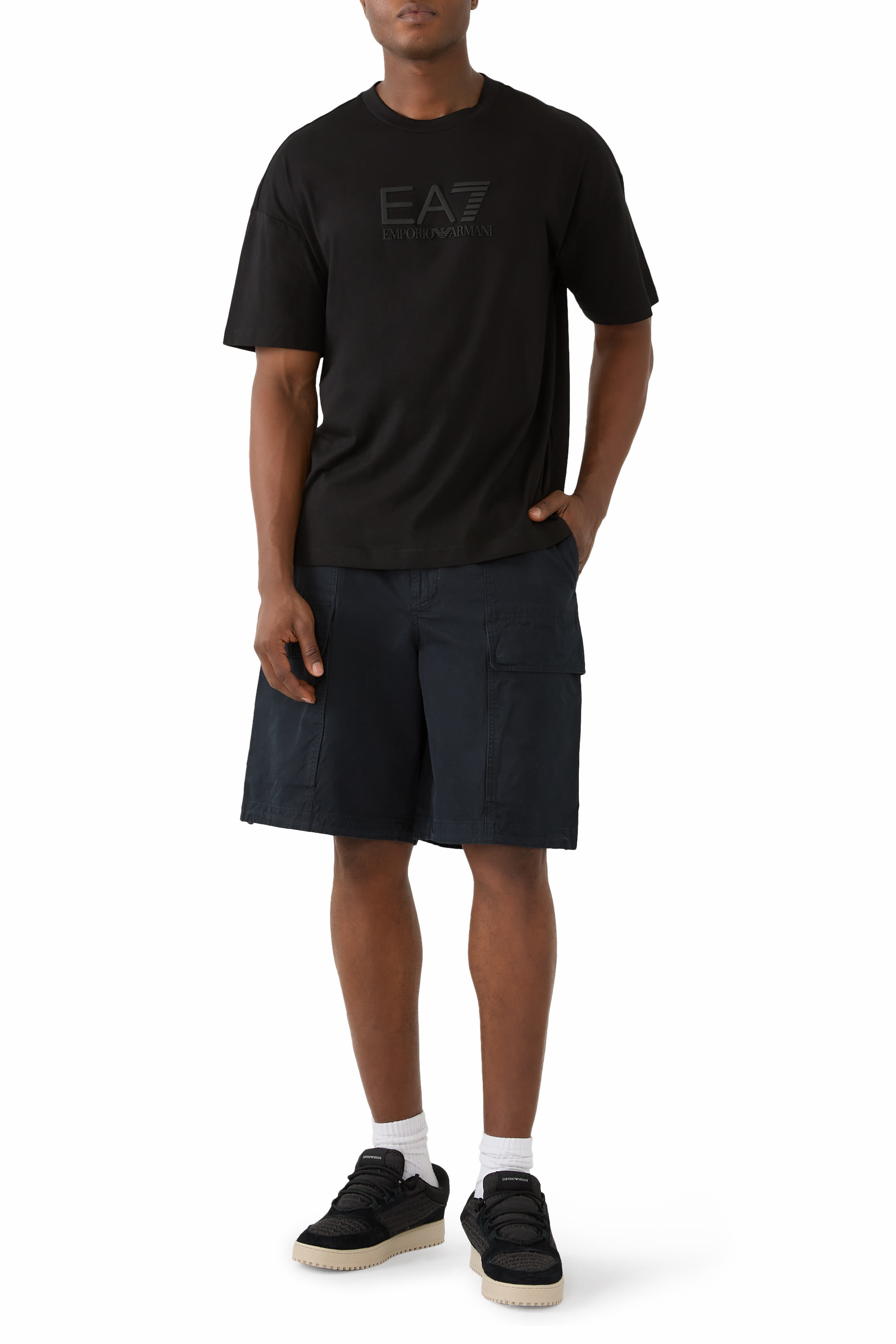 تيشيرت بشعار الماركة بحجم كبير