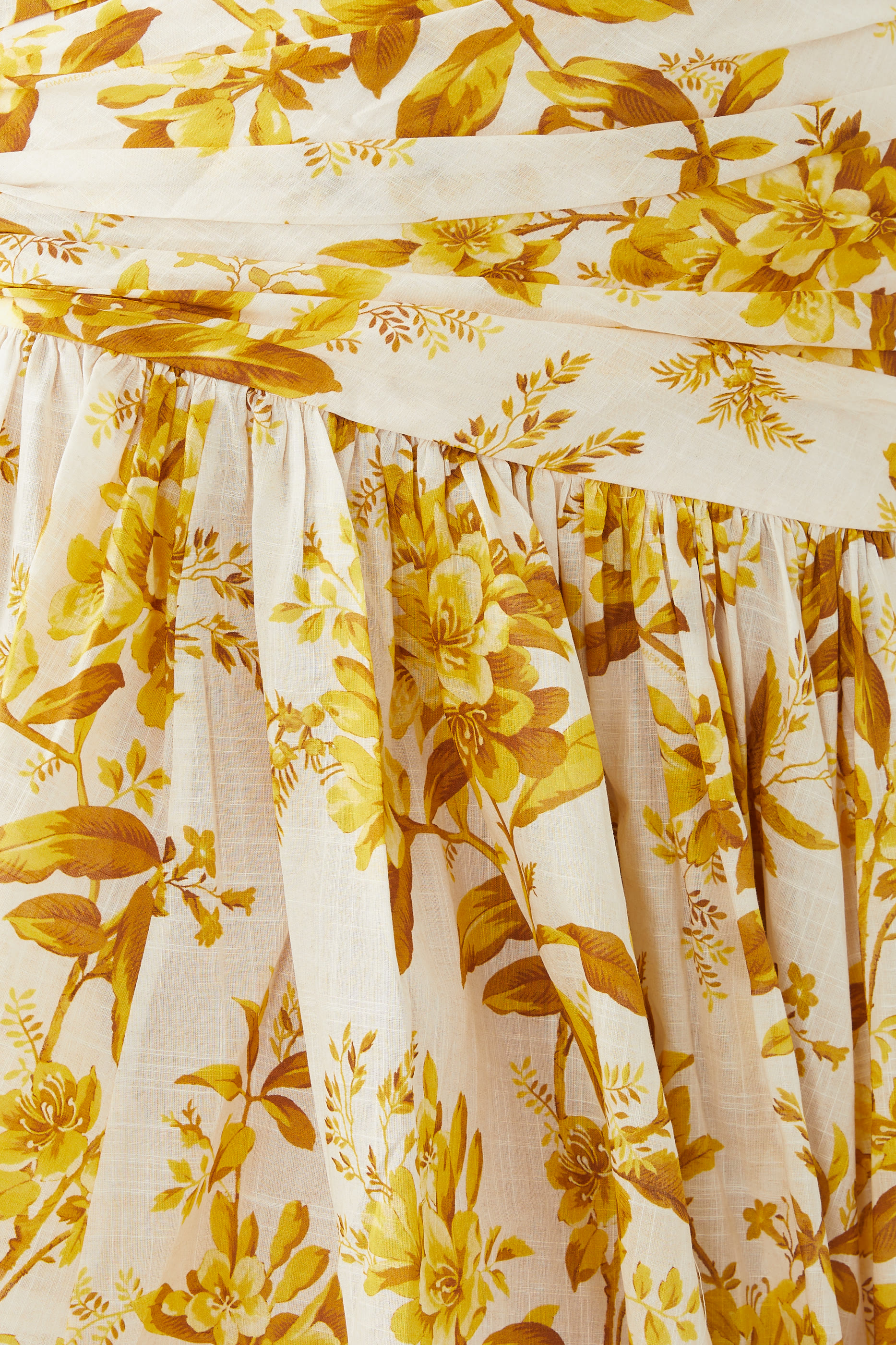 فستان ذهبي اللون بتصميم غير متماثل