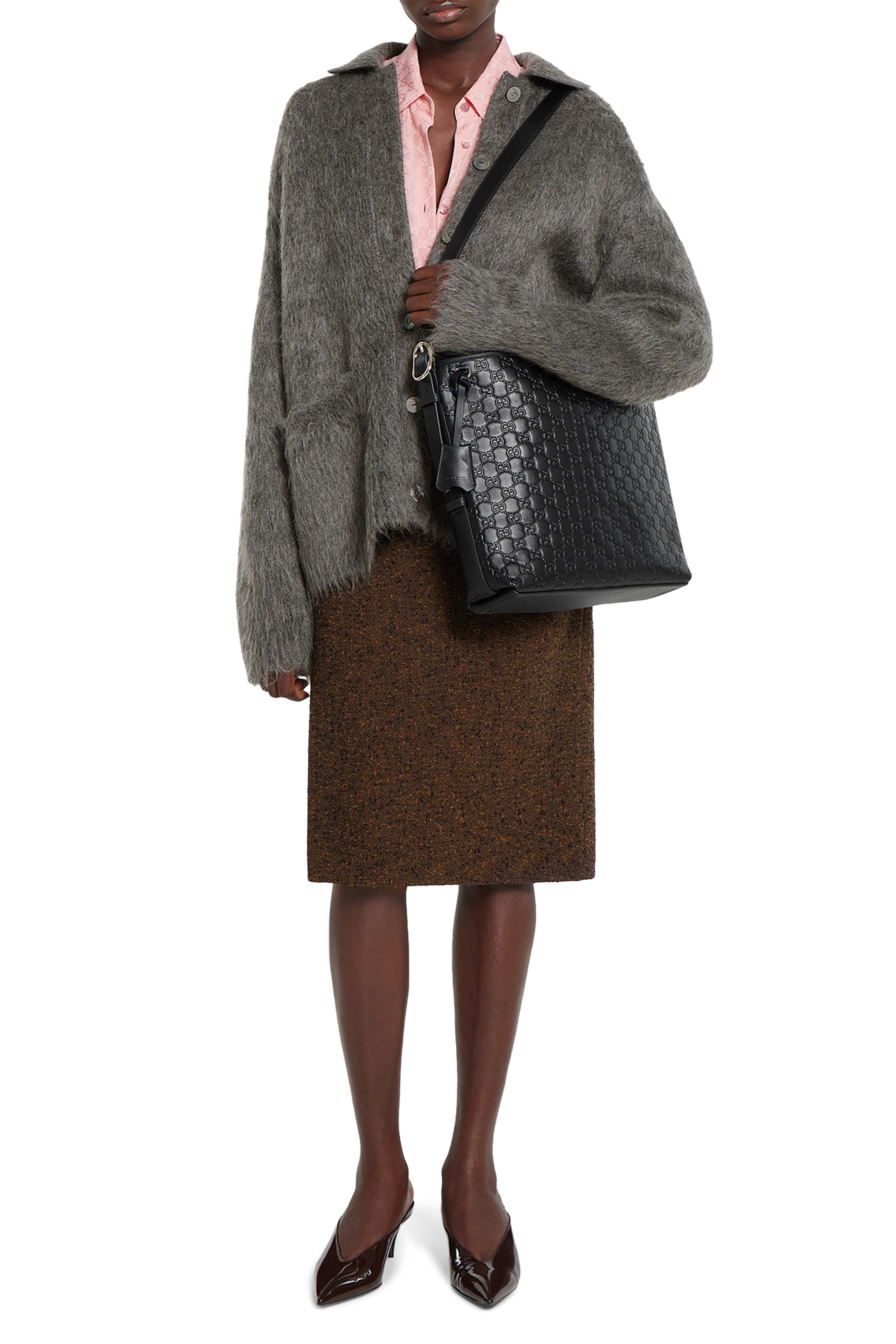 حقيبة كتف صغيرة مزينة بنقشة شعار الماركة