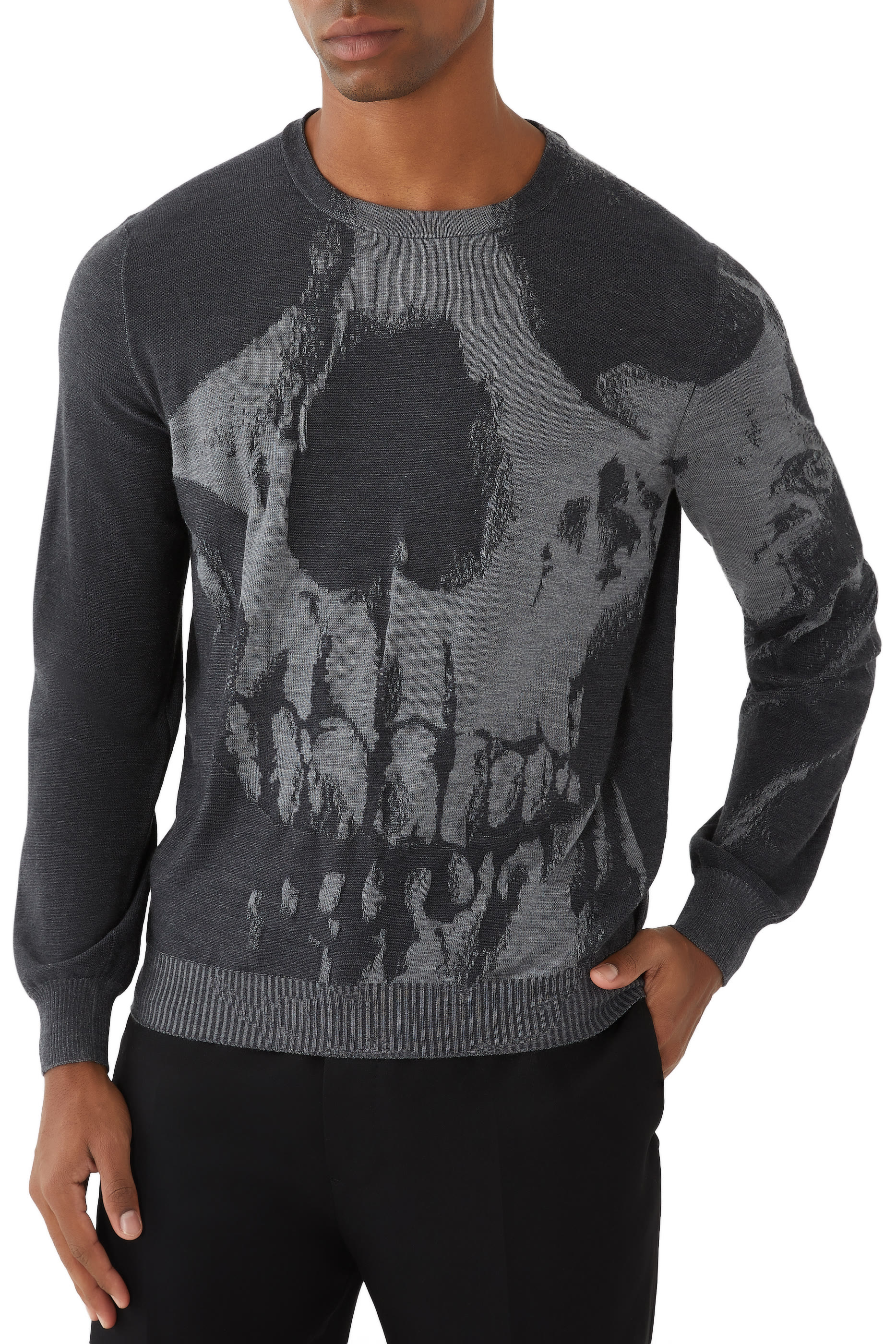 كنزة بطبعة جمجمة