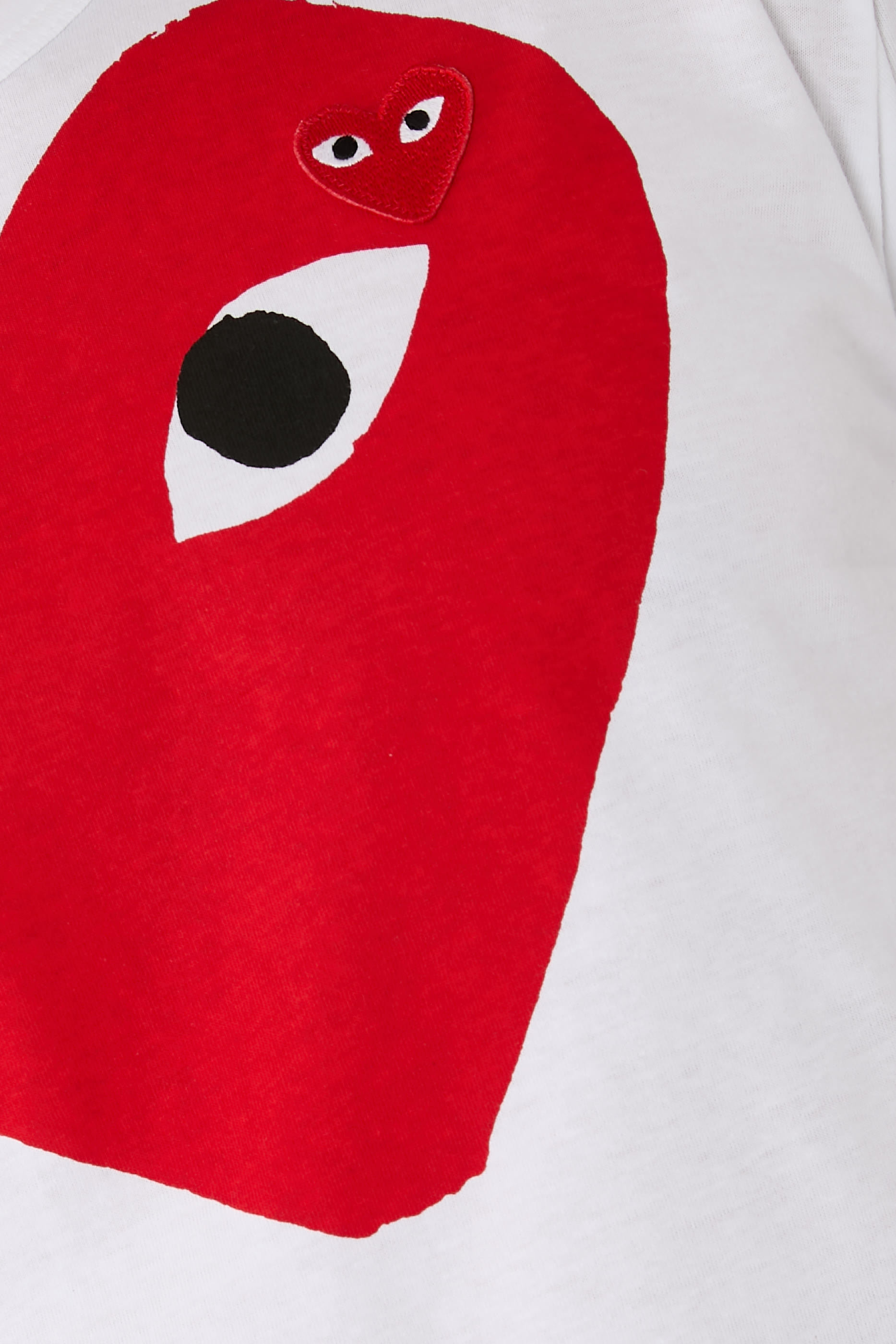 تيشيرت مزين بقلب أحمر