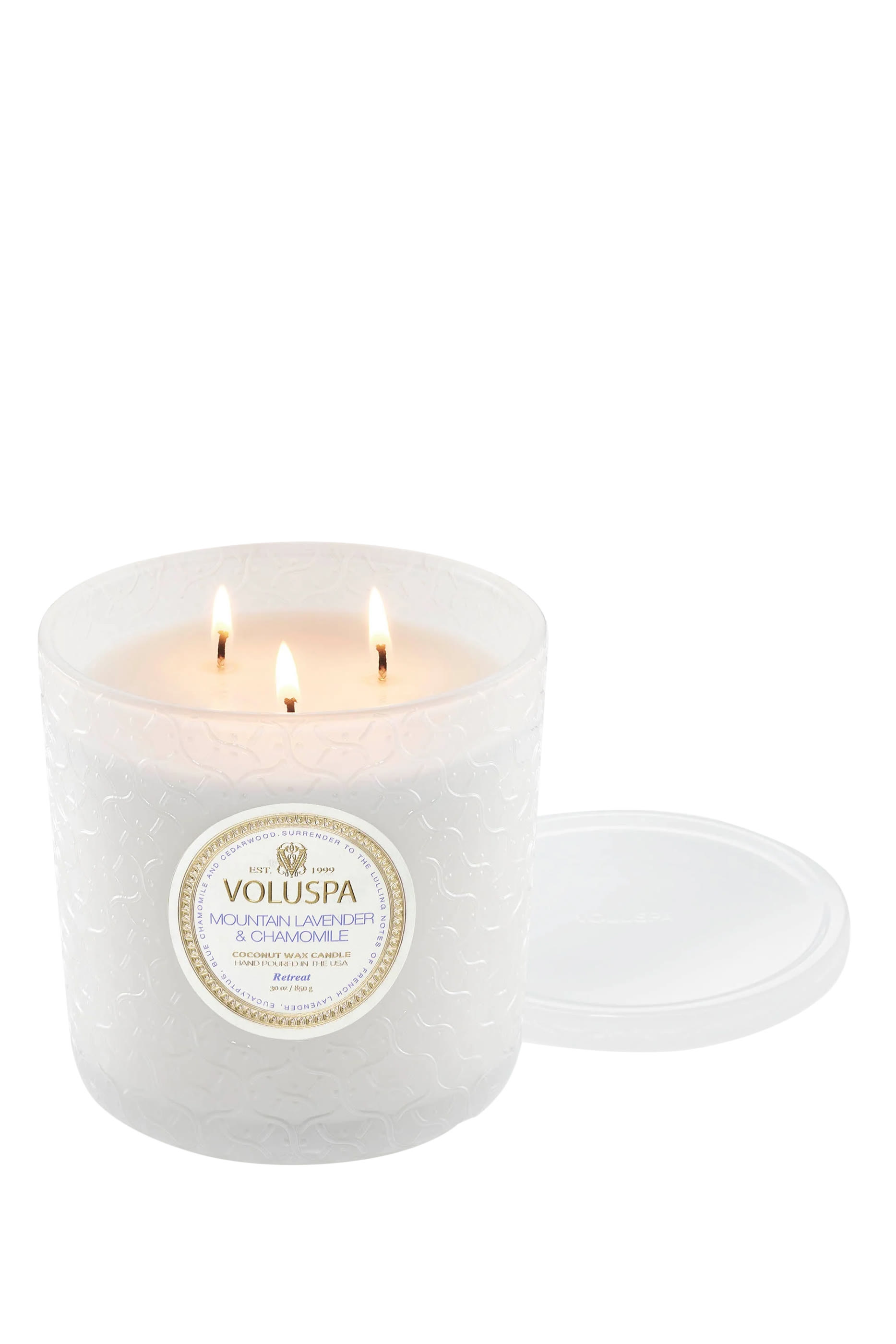 شمعة برائحة اللافندر الجبلي والبابونج في علبة فاخرة