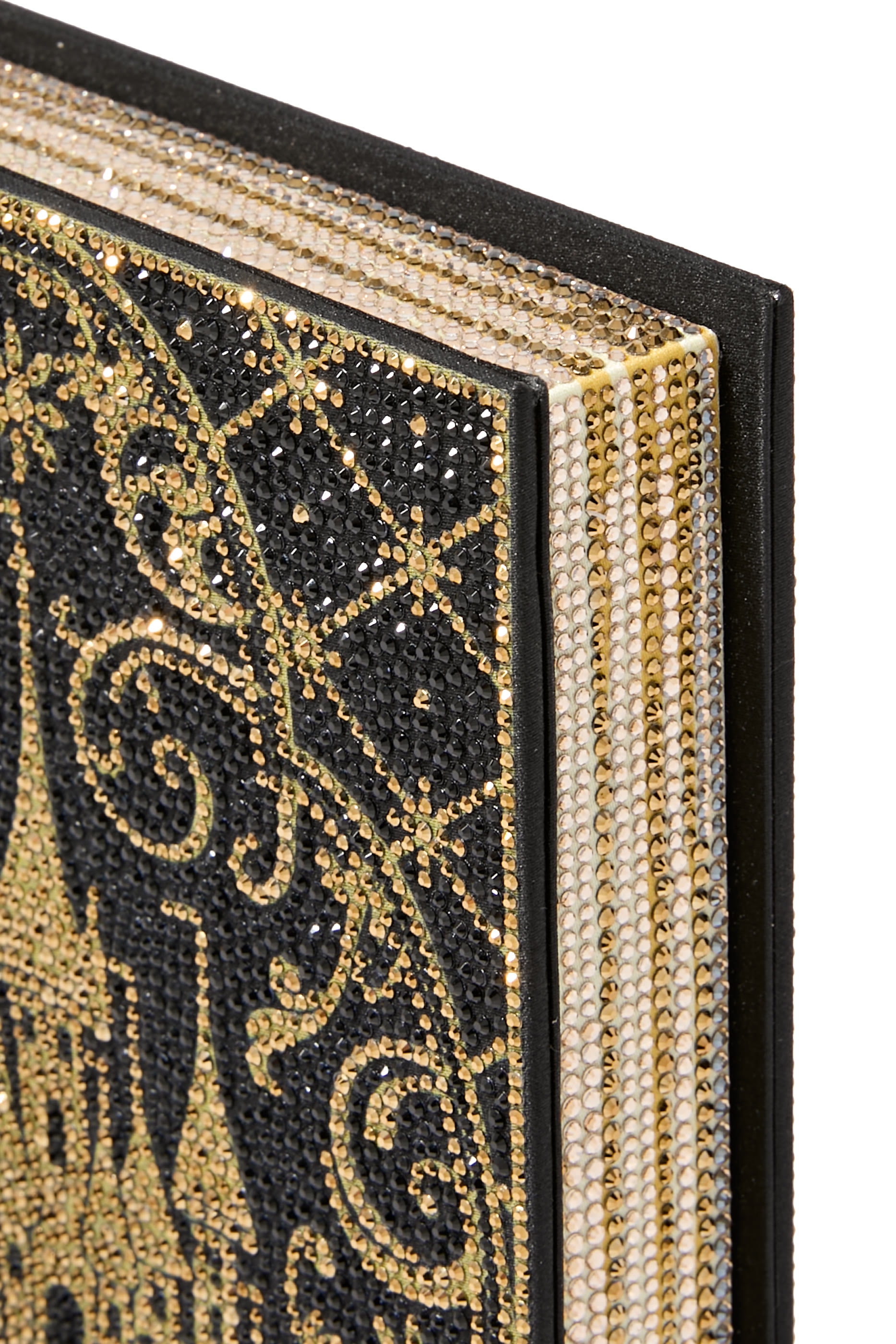 كلاتش بتصميم كتاب حكايات خيالية