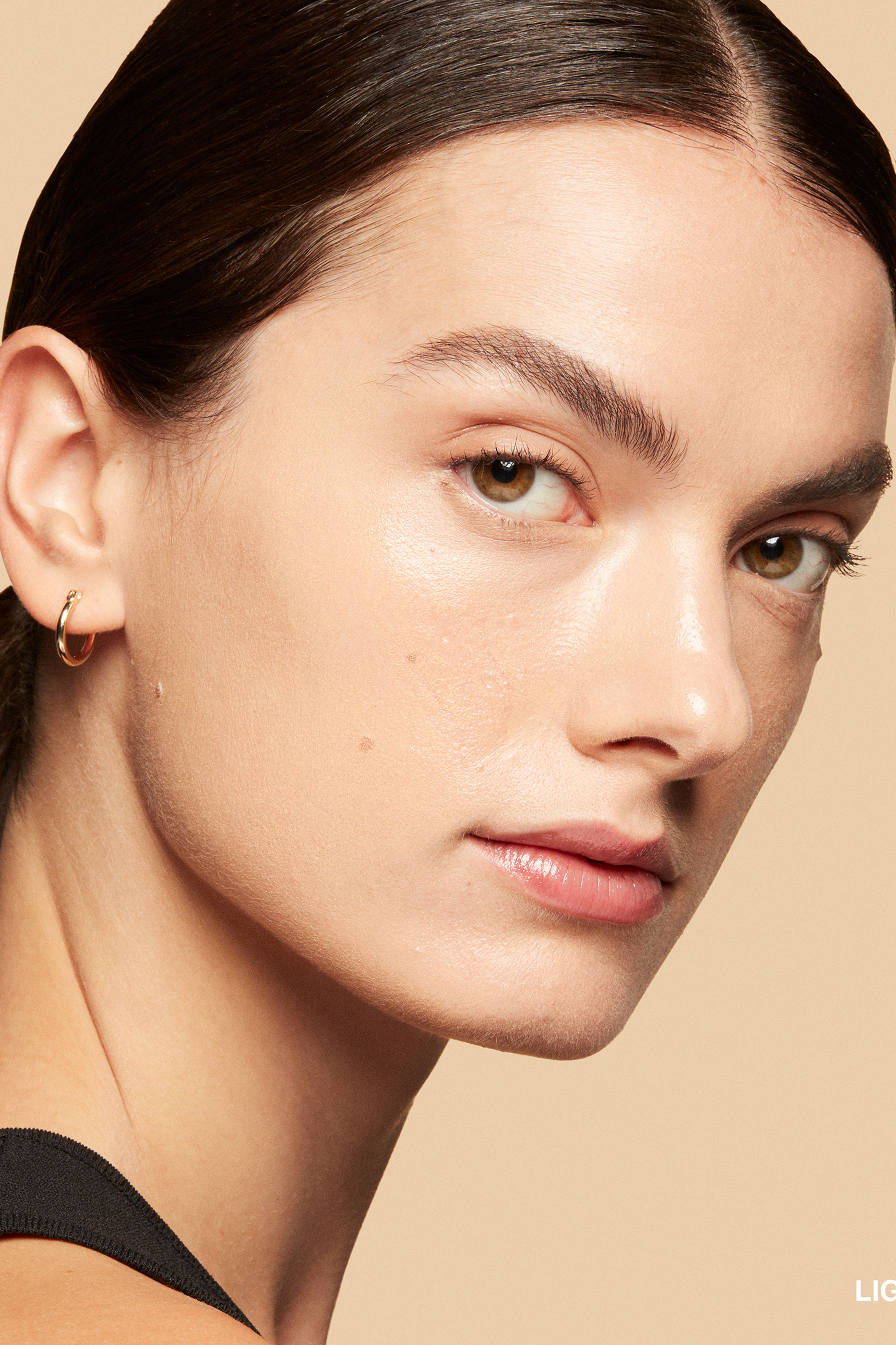 واقي شمس ملون غني بالفيتامينات وعامل حماية SPF 15