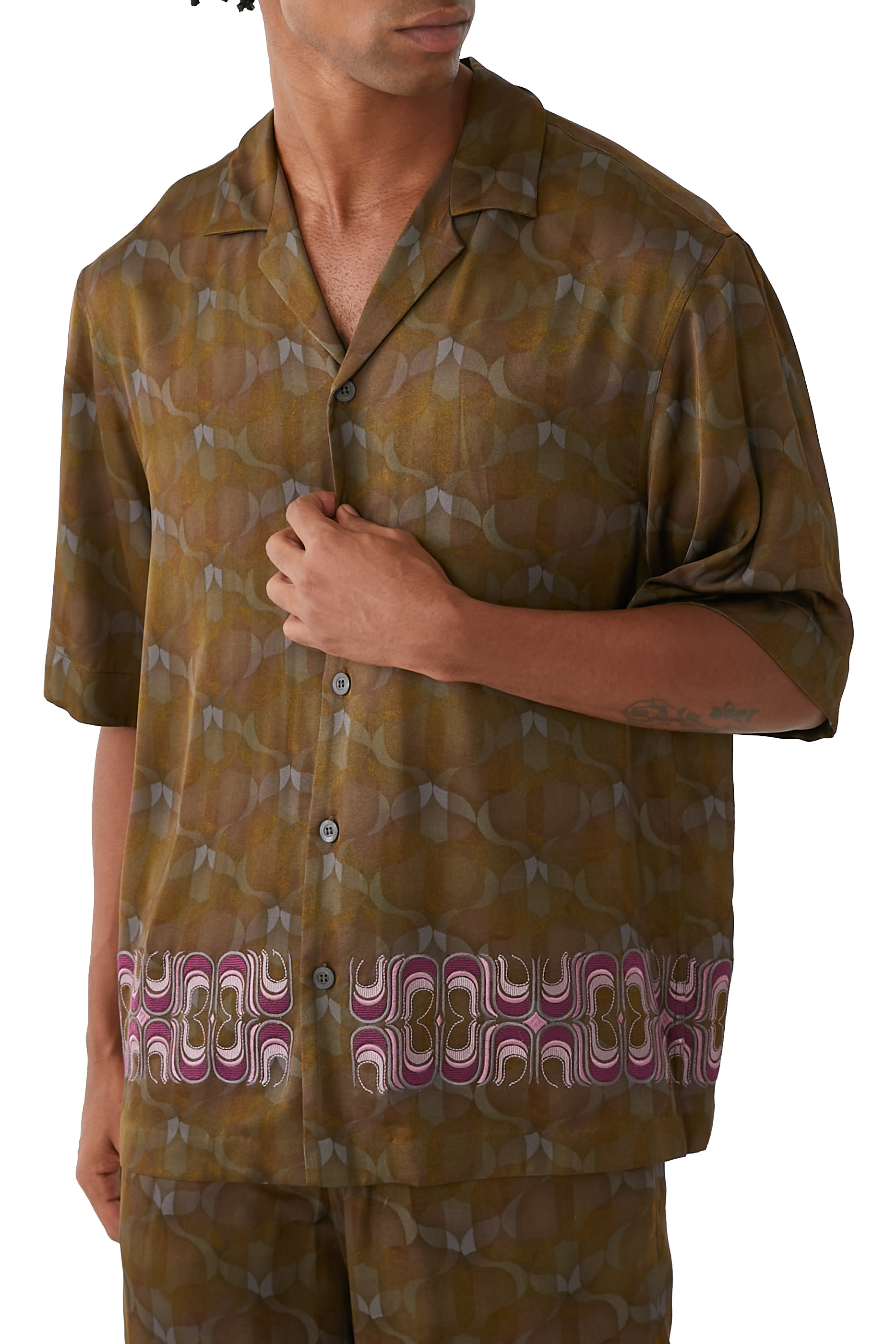 قميص بقصة مربعة بتطريزات