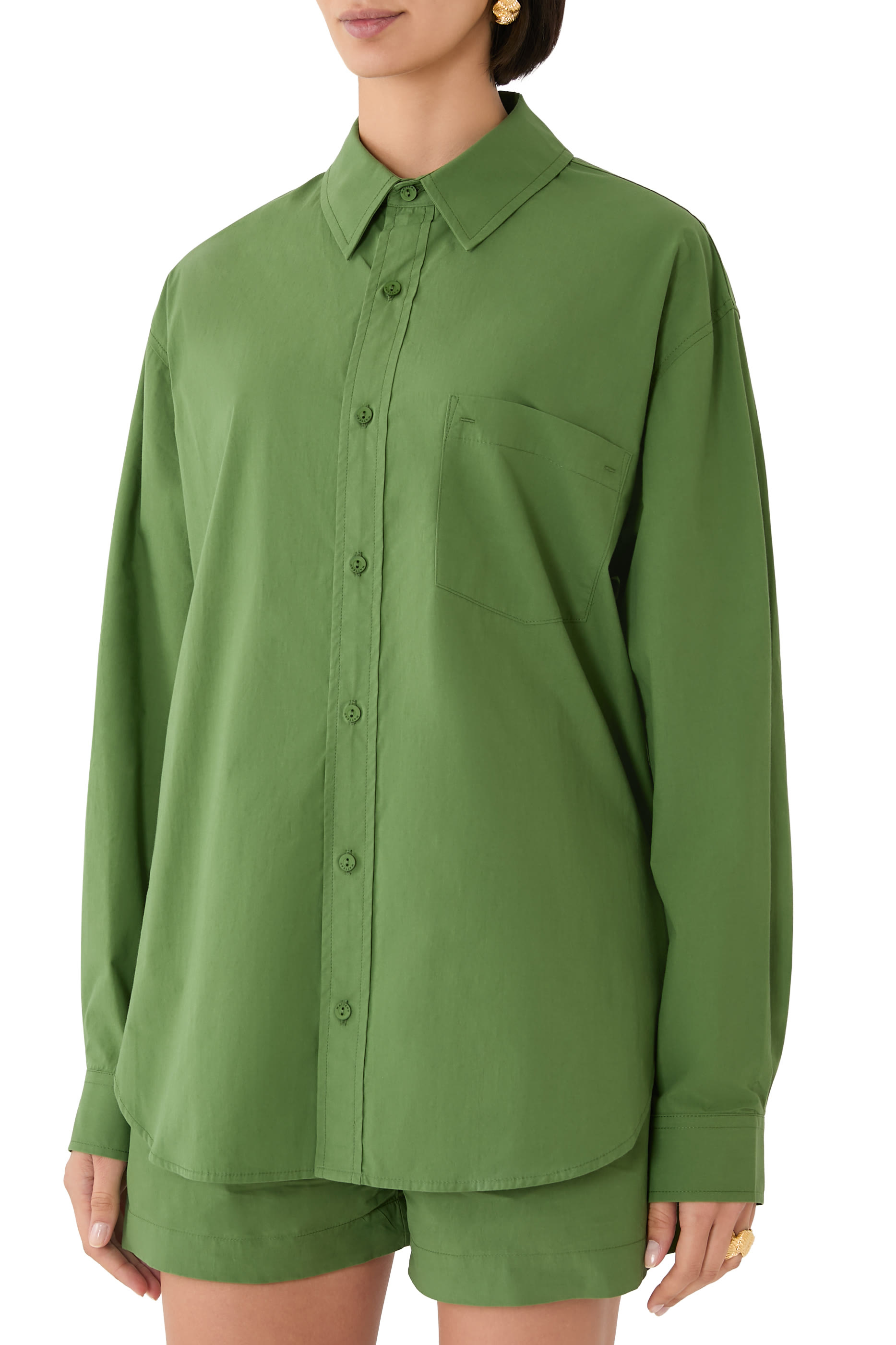 قميص بأكمام طويلة وقصة مريحة