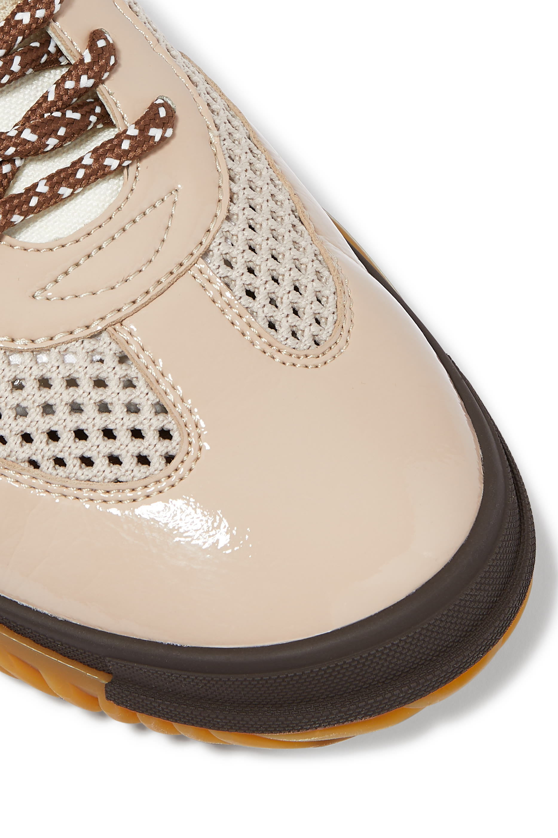 سنيكرز رياضي بشعار الماركة وتصميم مقسم بأجزاء قماش شبكي