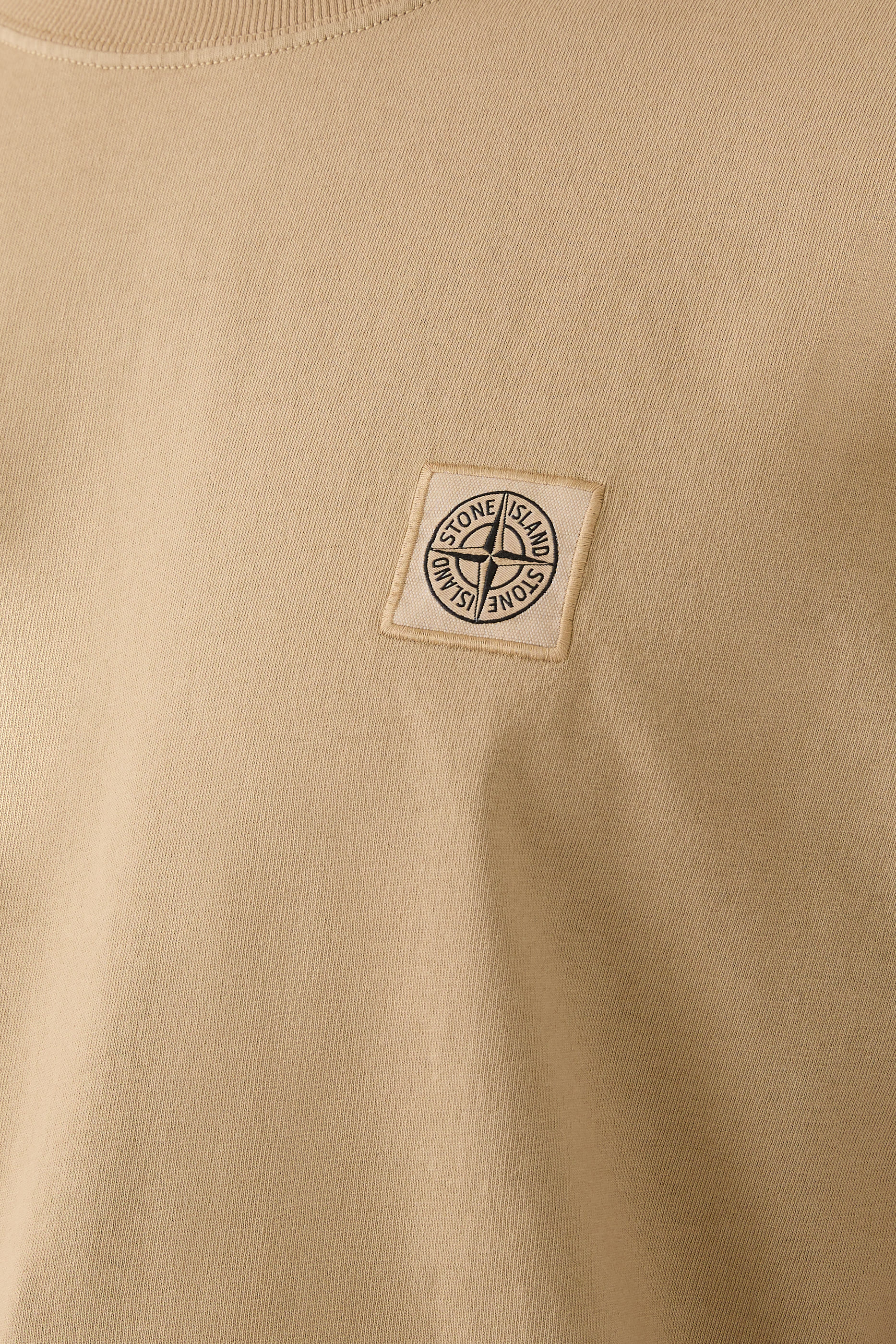 تيشيرت بأكمام قصيرة