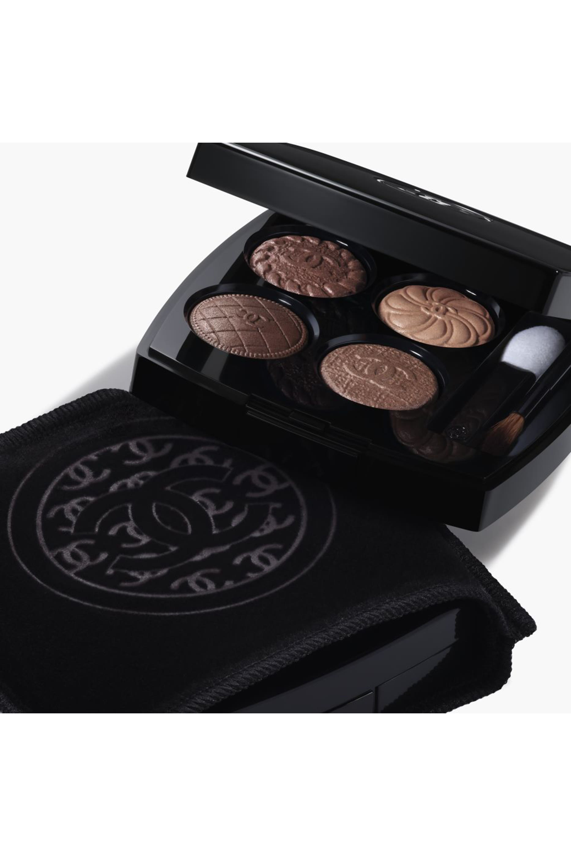 لوحة ظلال عيون Les 4 Ombres Boutons بأربعة ألوان بلمسات نهائية متنوعة