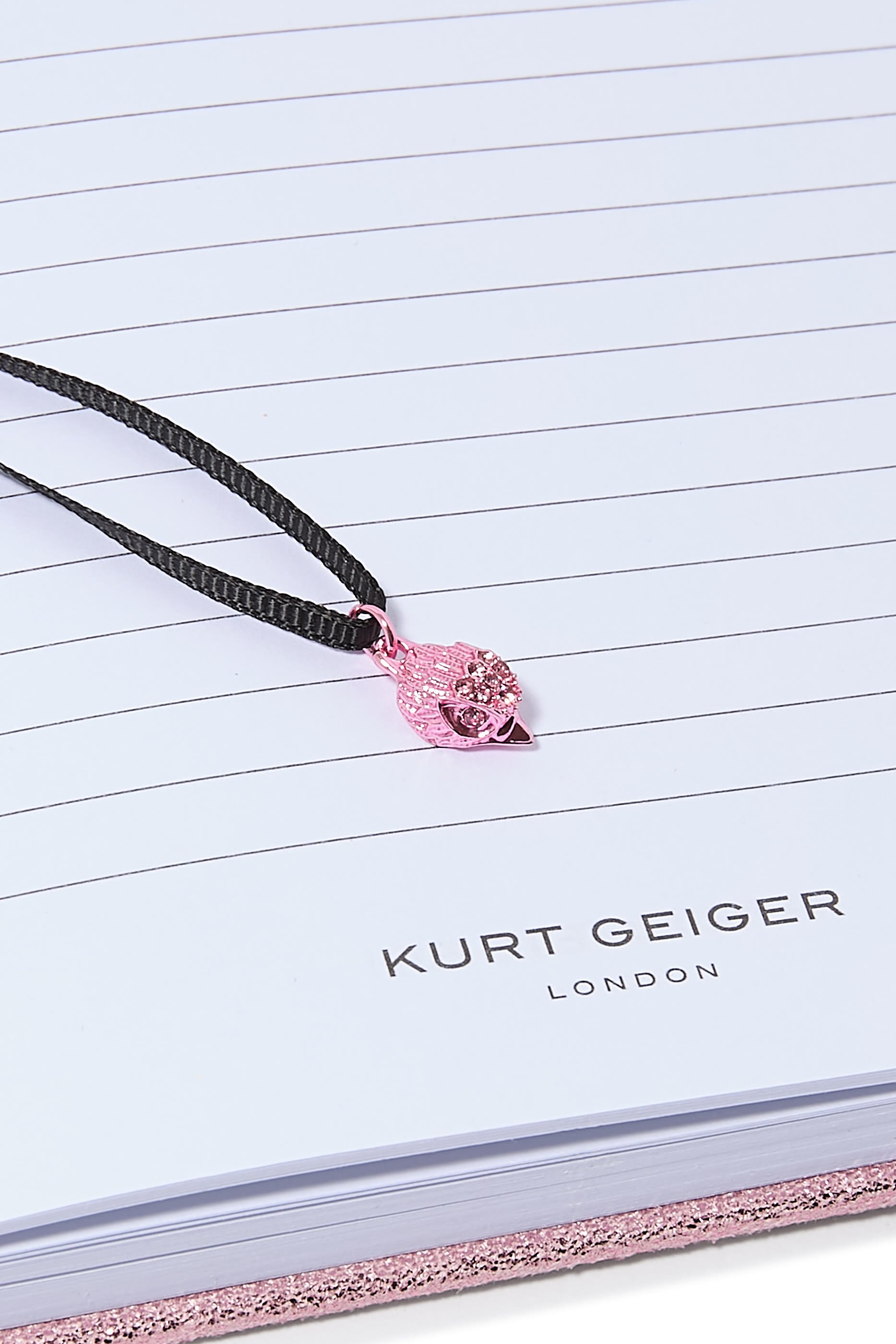 دفتر مزين بشعار الماركة