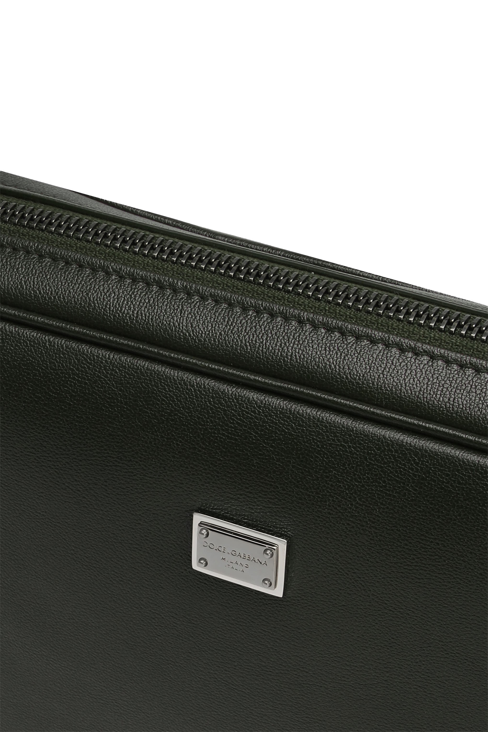 حقيبة صغيرة بسوار معصم وشعار الماركة