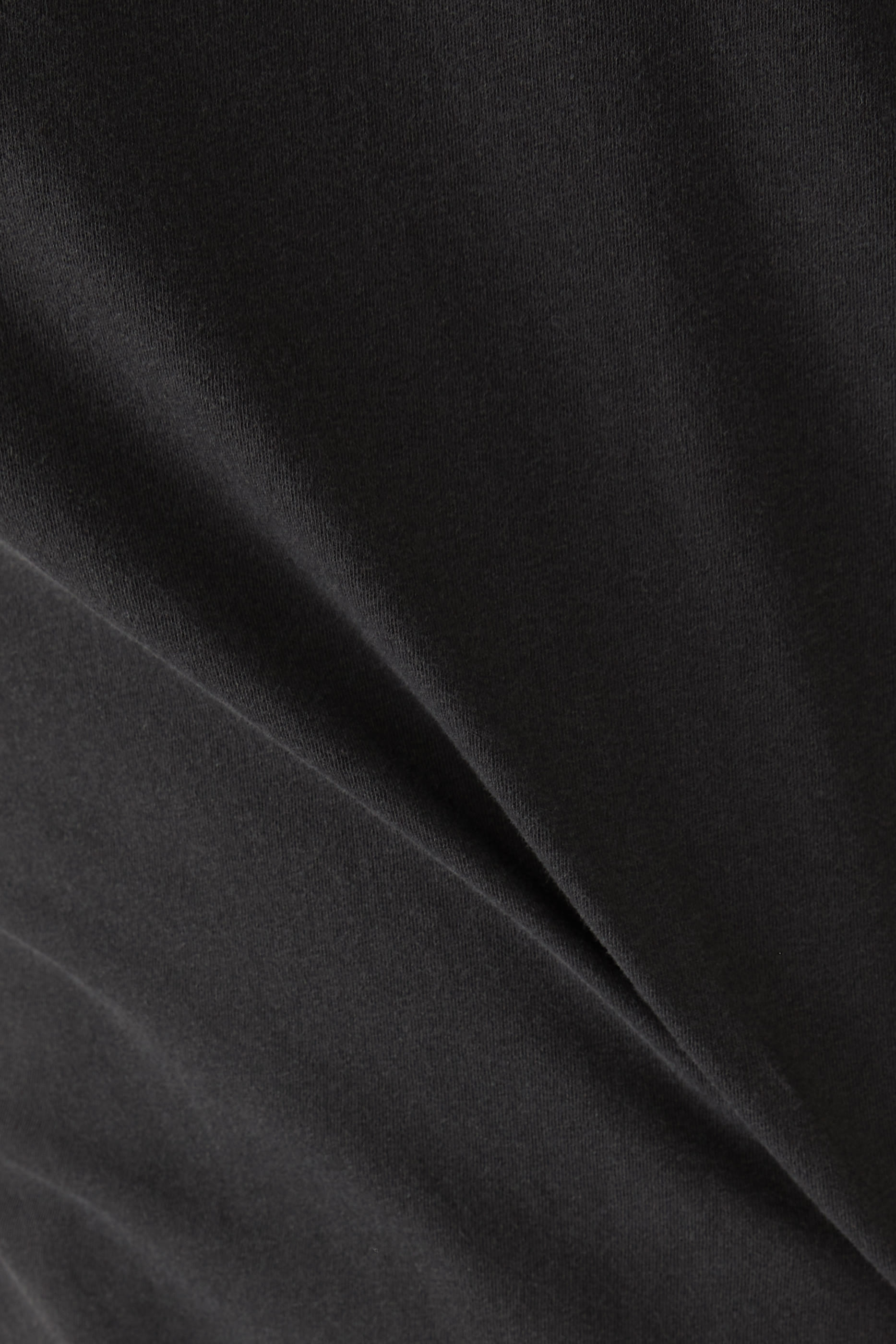 تيشيرت بياقة ضيقة وأكمام قصيرة