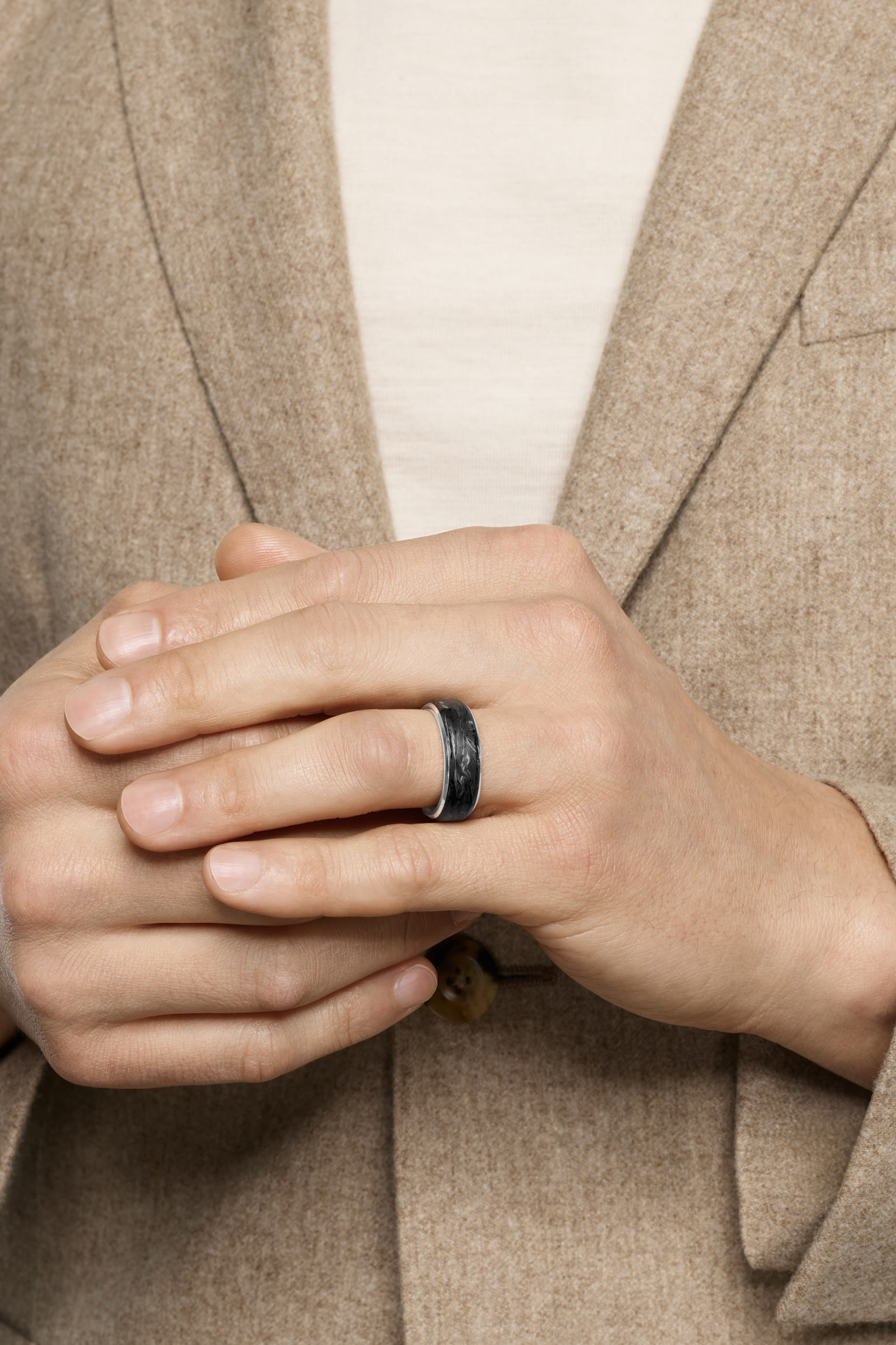 خاتم ستريملاين، ذهب أبيض عيار 18 وكربون