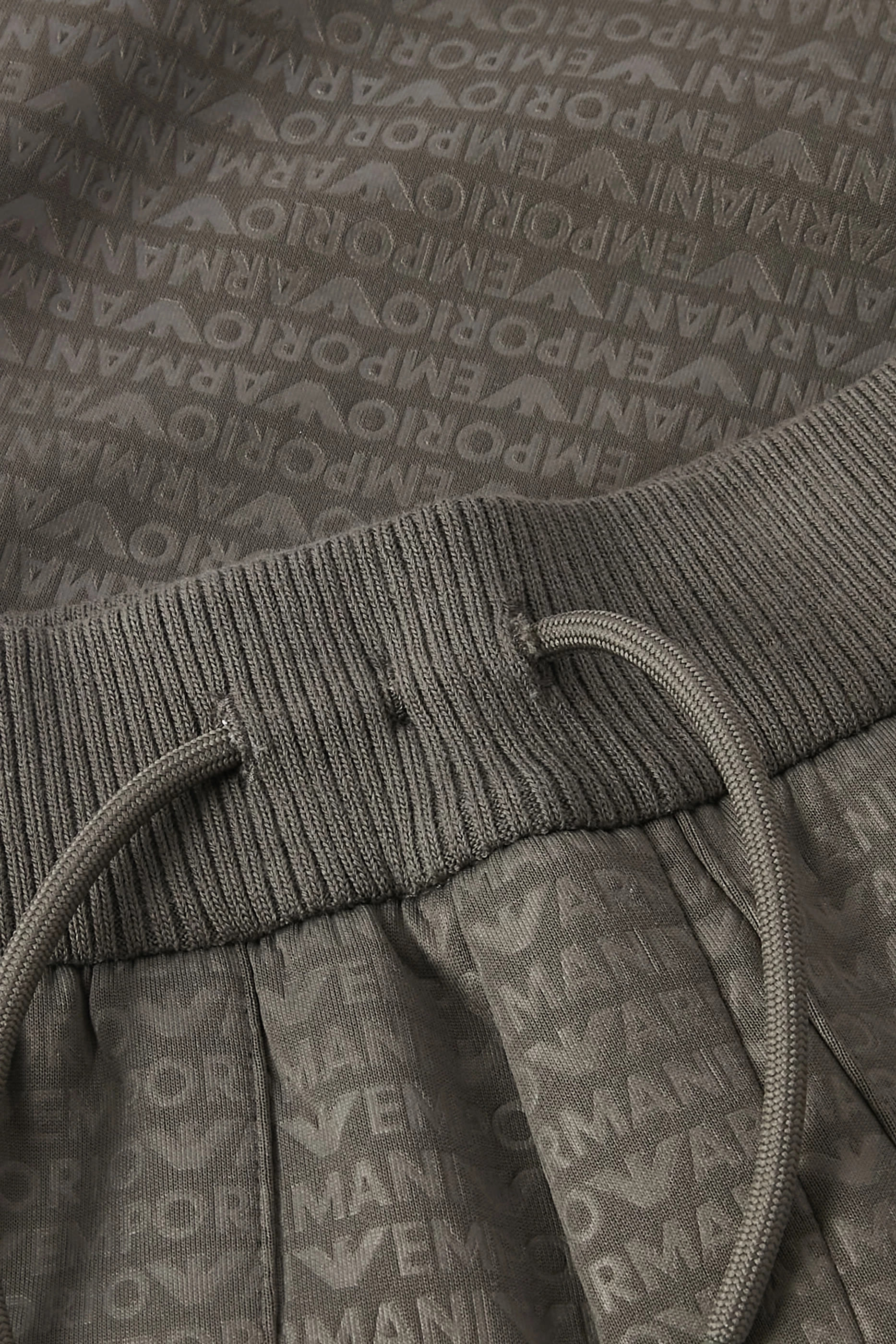 شورت طويل بطبعات أحرف شعار الماركة بالكامل