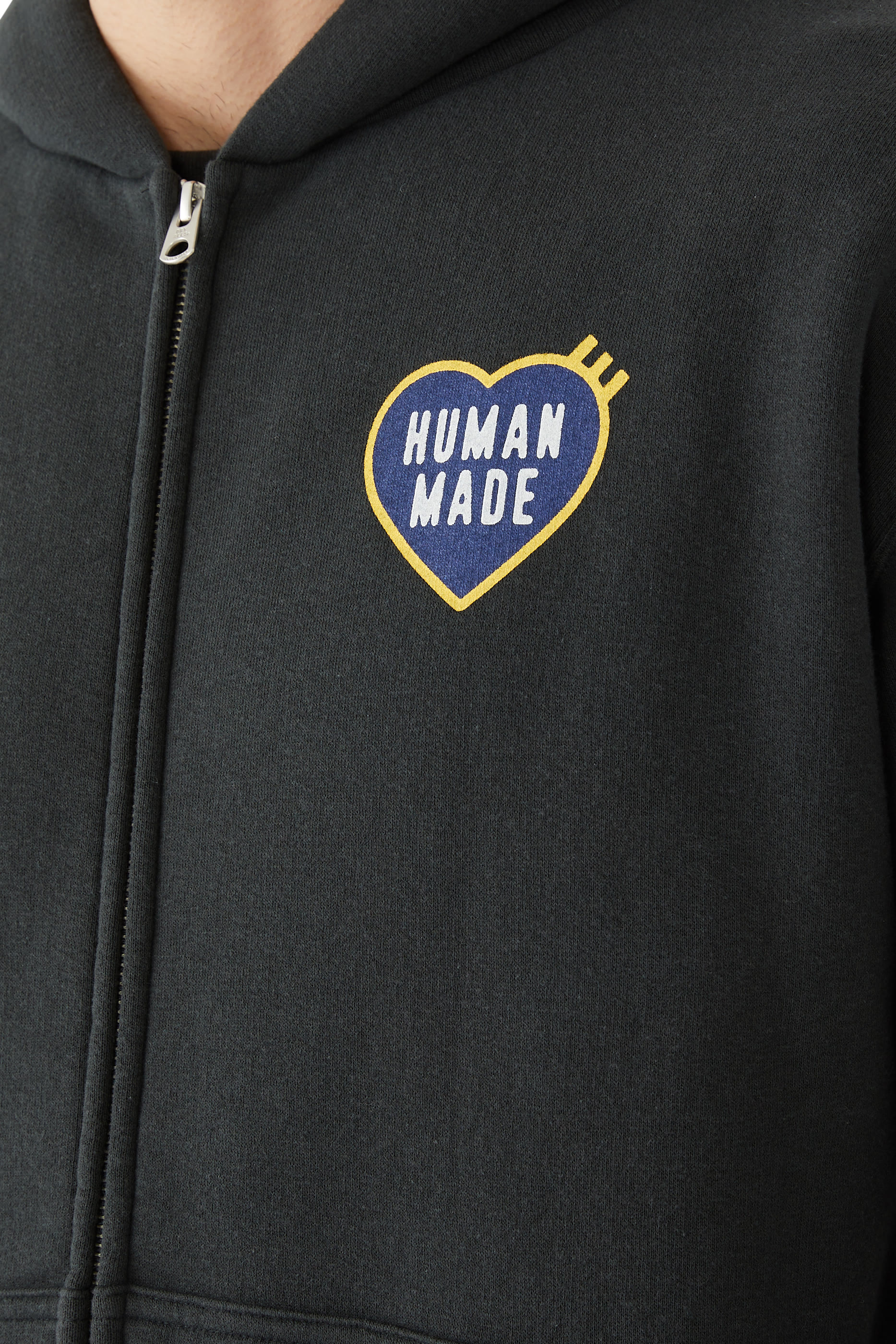 هودي بسحاب وشعار الماركة