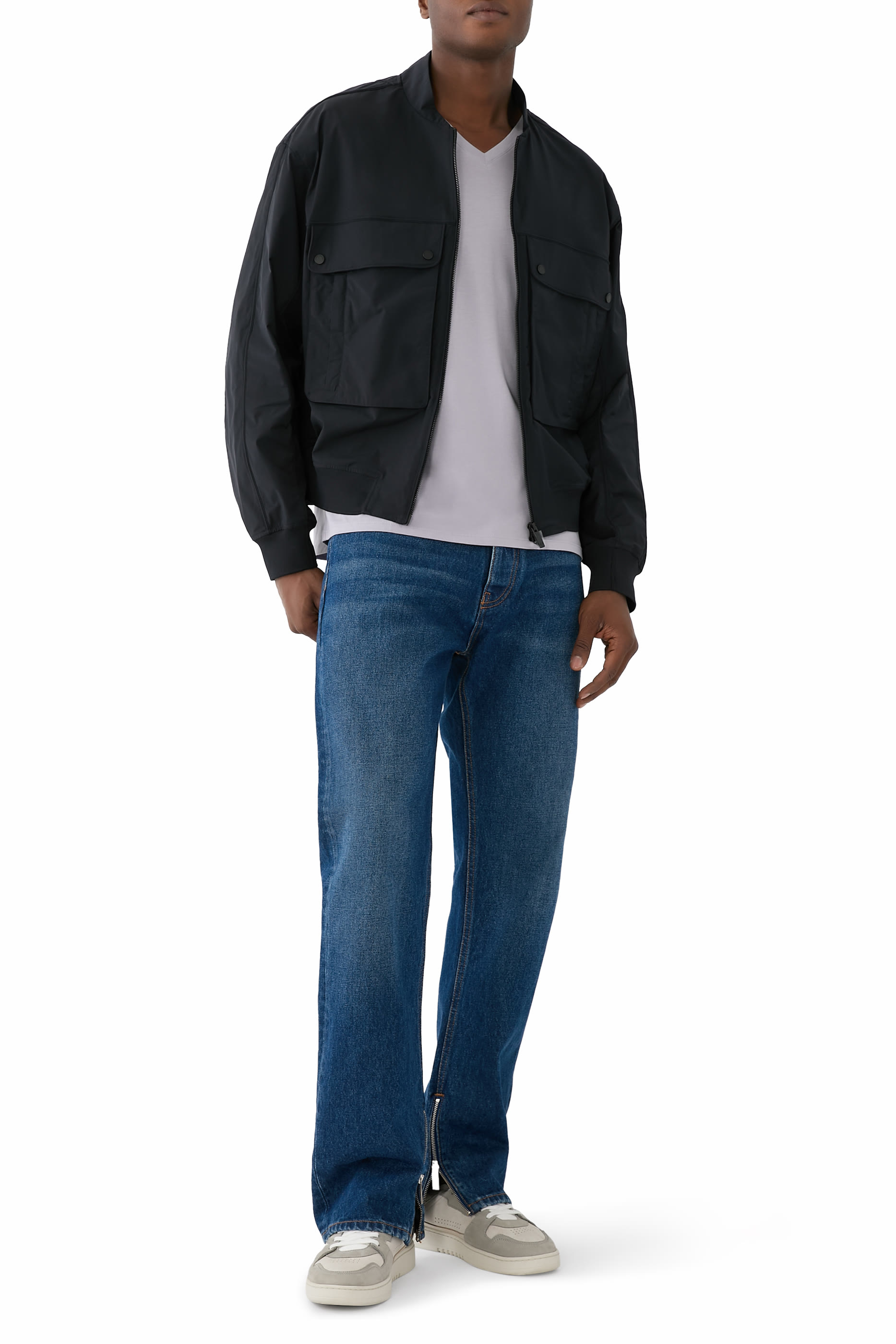 جاكيت بسحاب وشعار الماركة