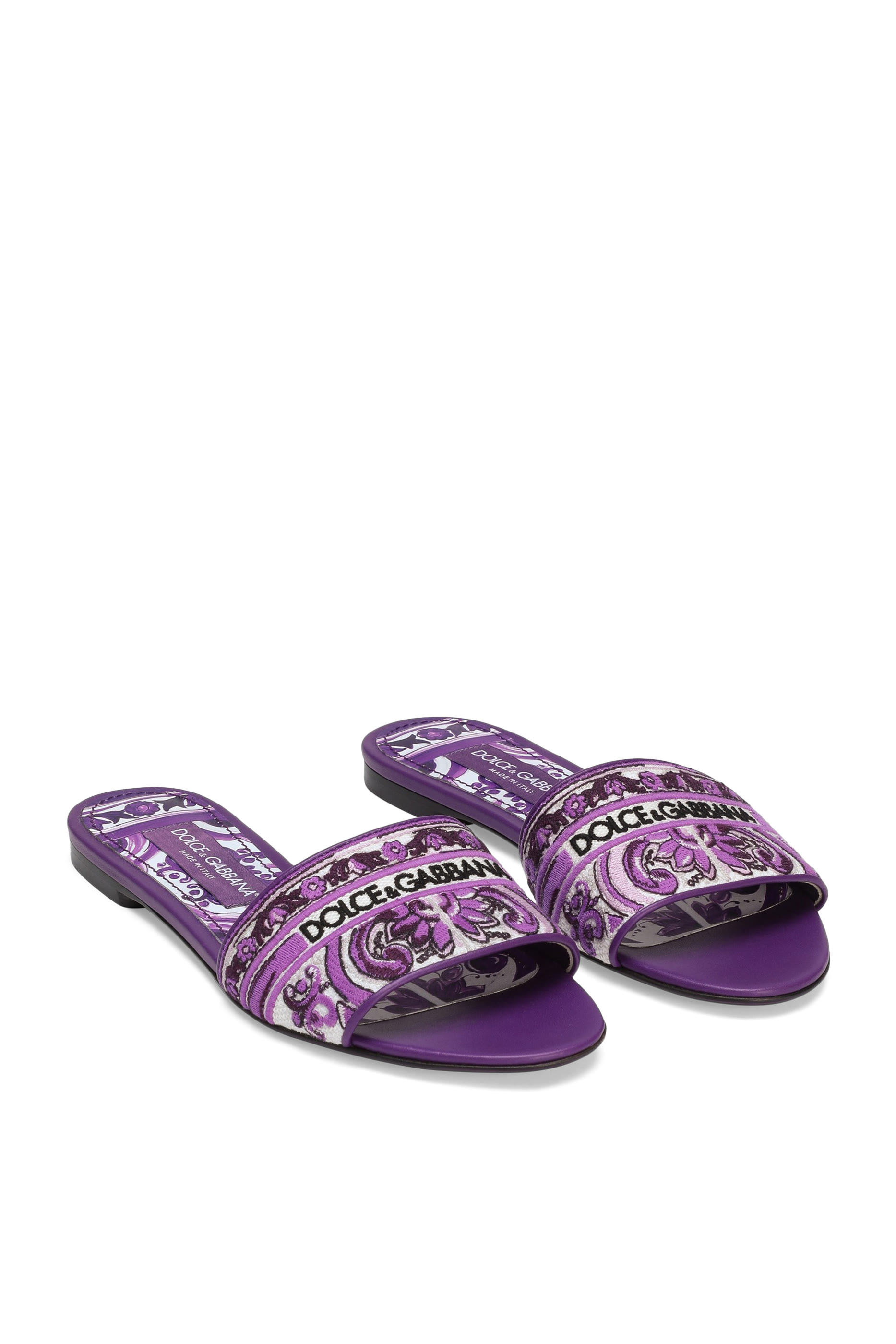 حذاء خفيف مطرز