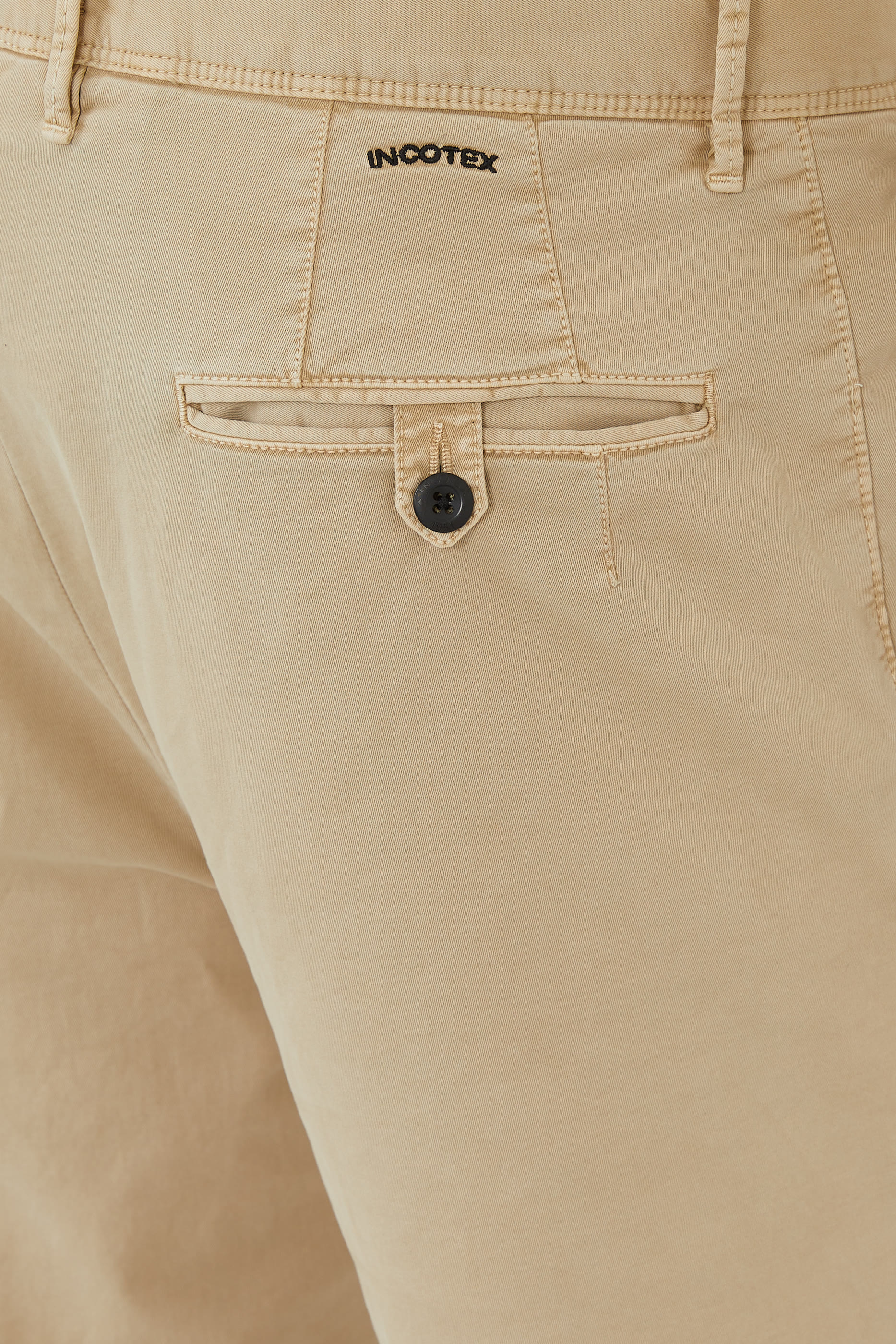 بنطال مطاطي بقصة ضيقة