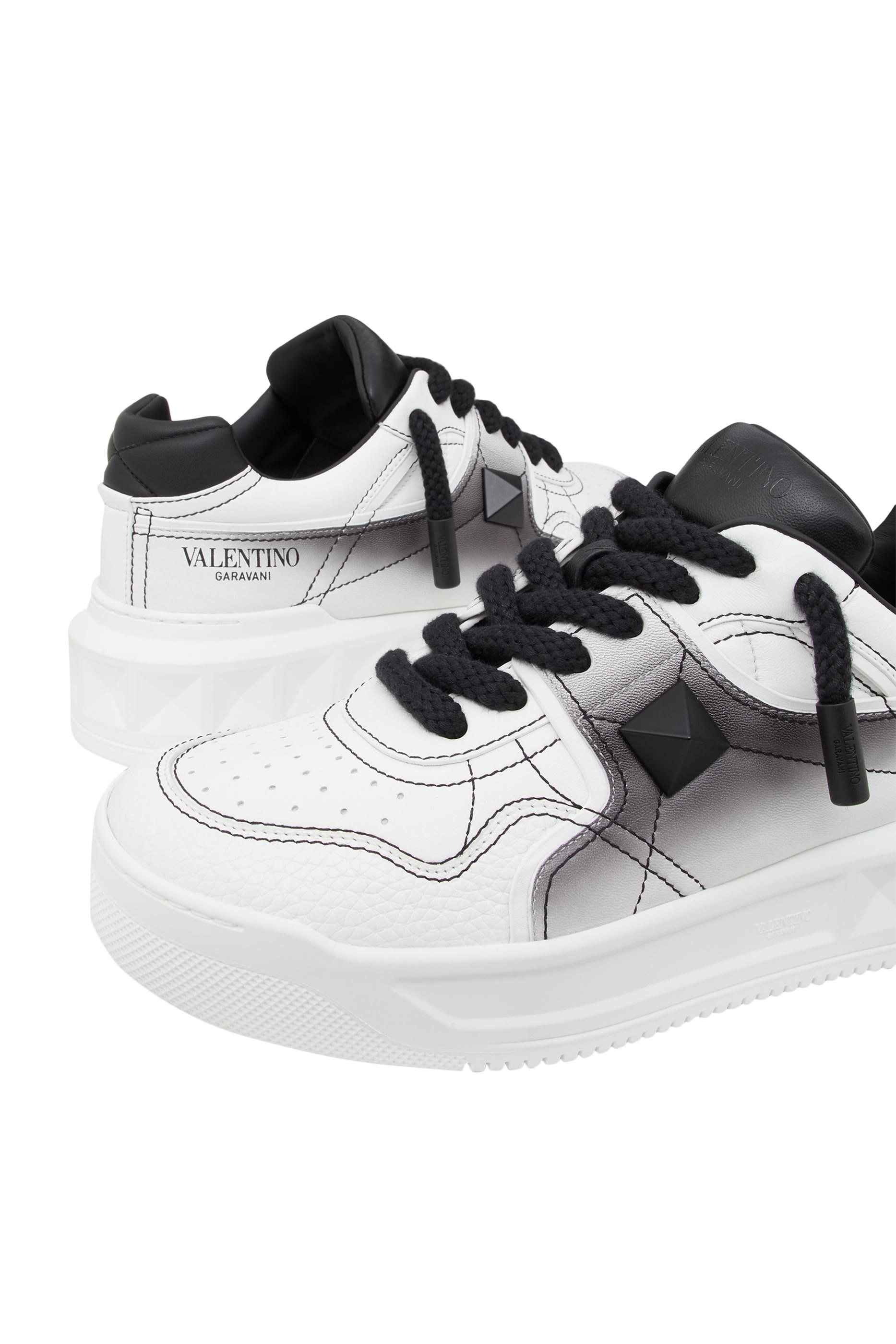 سنيكرز XL بنعل سميك وحلية هرمية