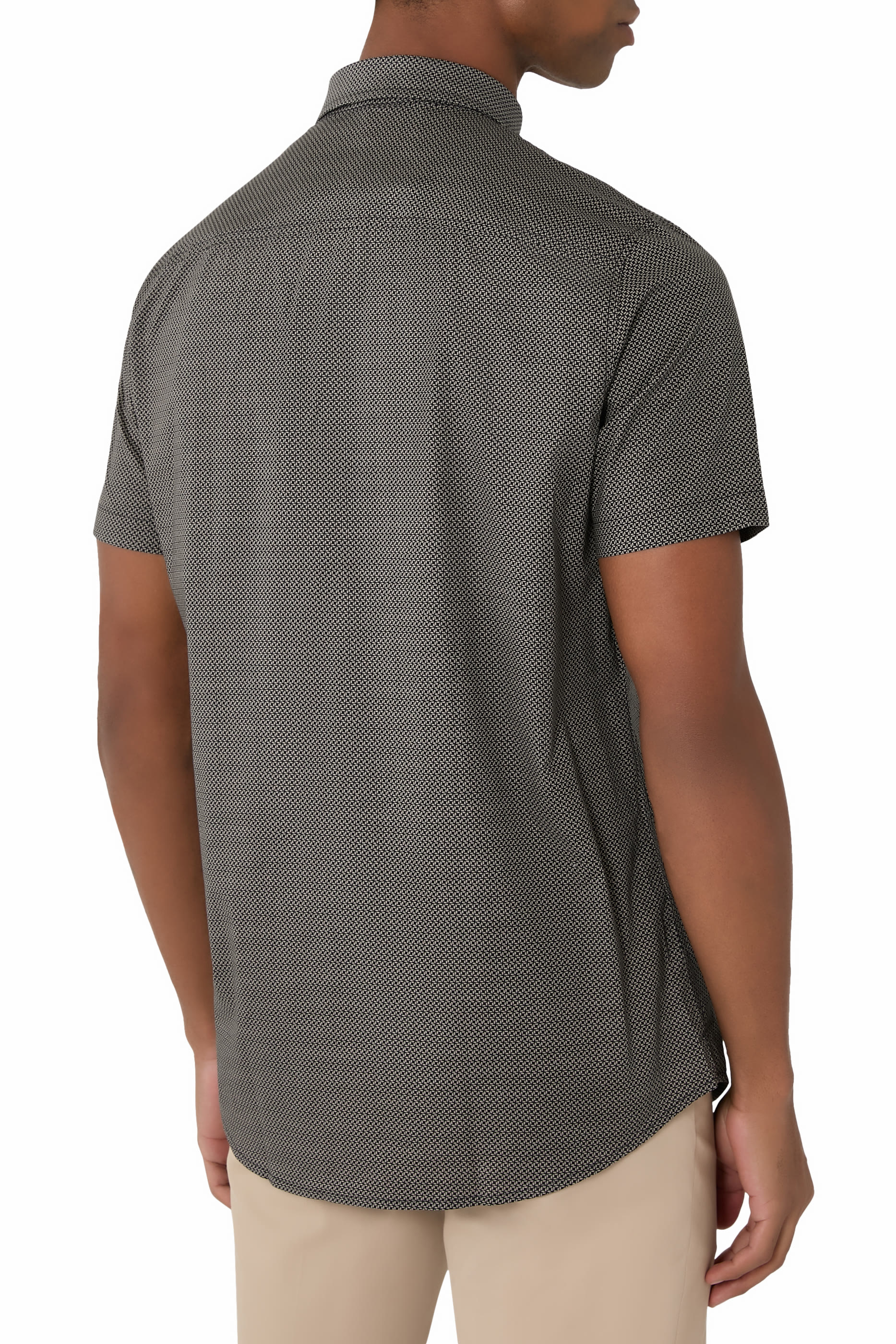 قميص بقصة ضيقة بأكمام قصيرة