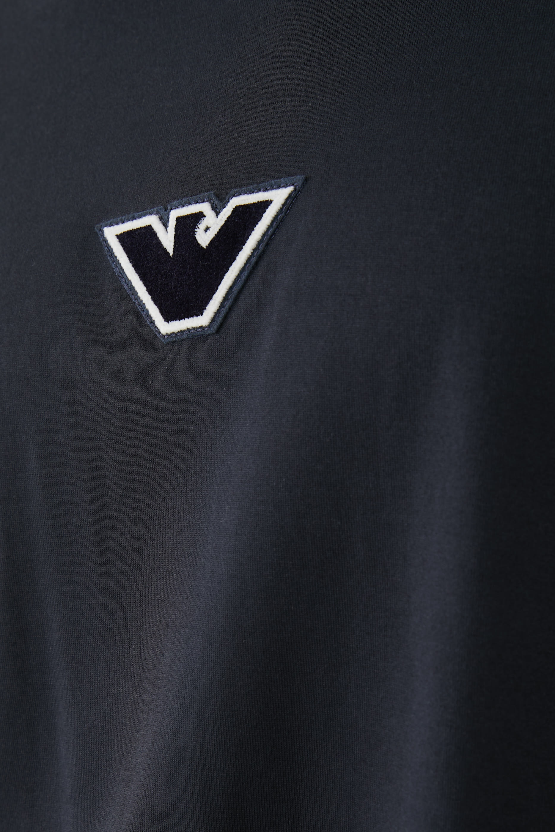 تيشيرت بأكمام قصيرة وشعار النسر