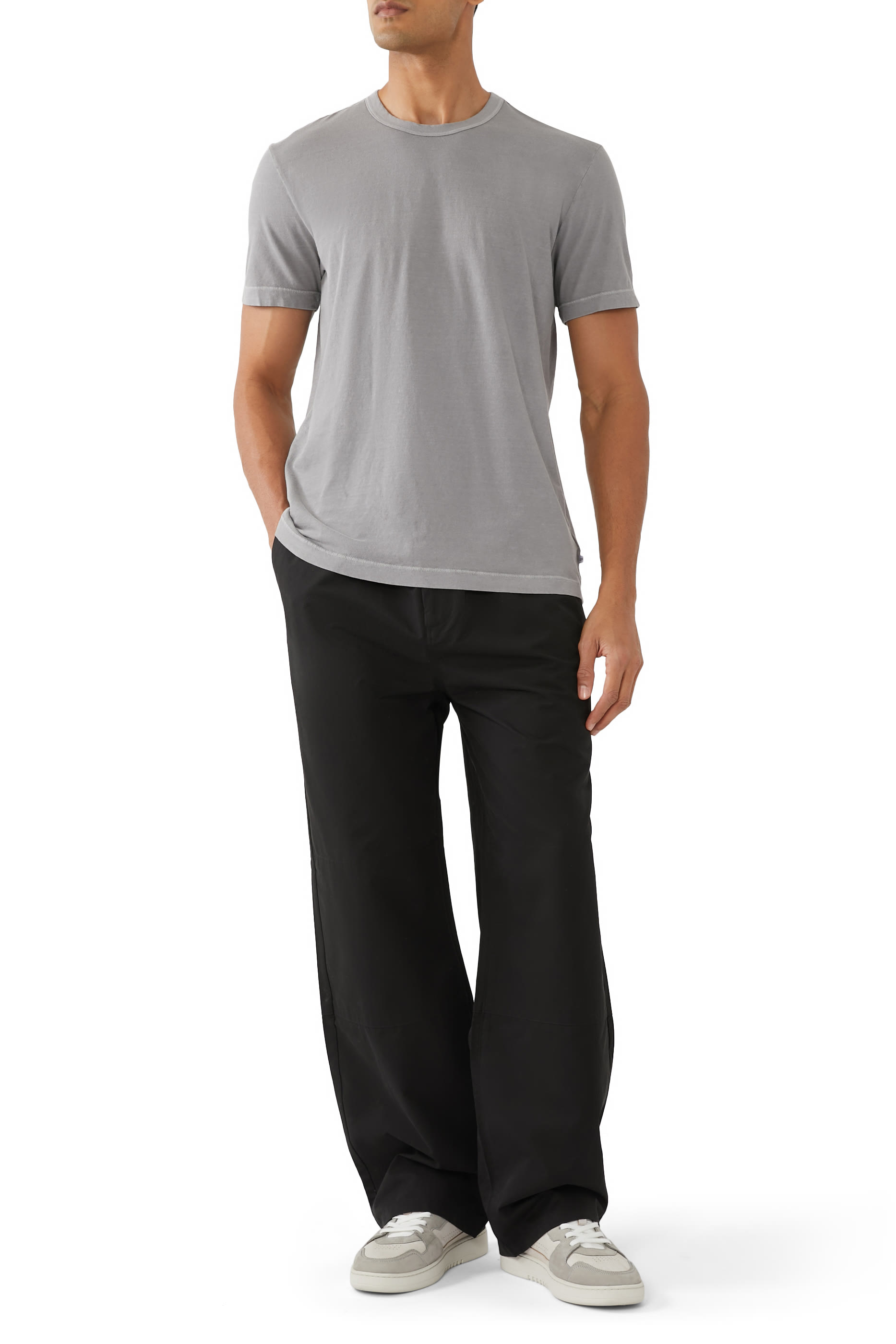 تيشيرت بأكمام قصيرة وياقة ضيقة