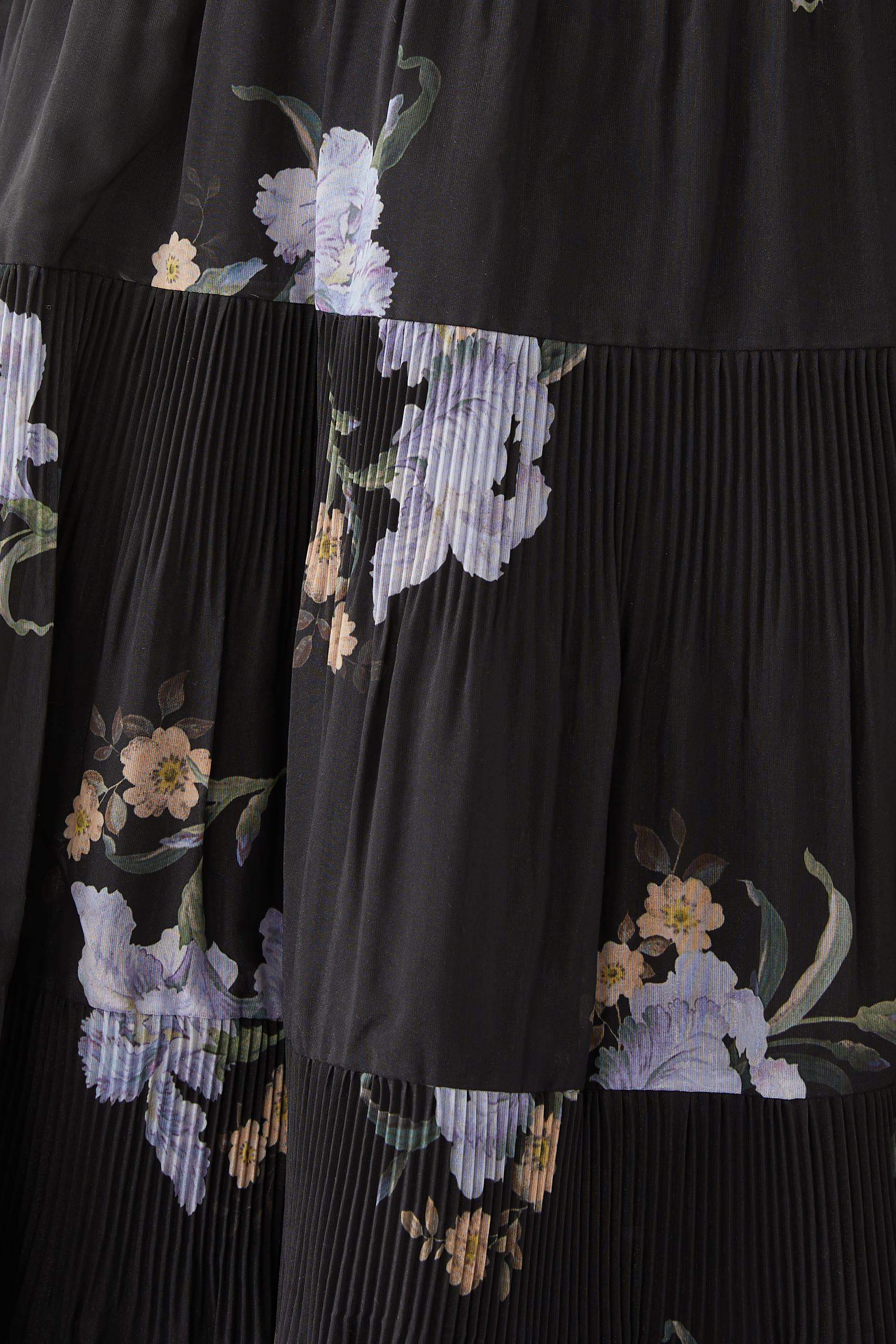 فستان متوسط الطول بطيات