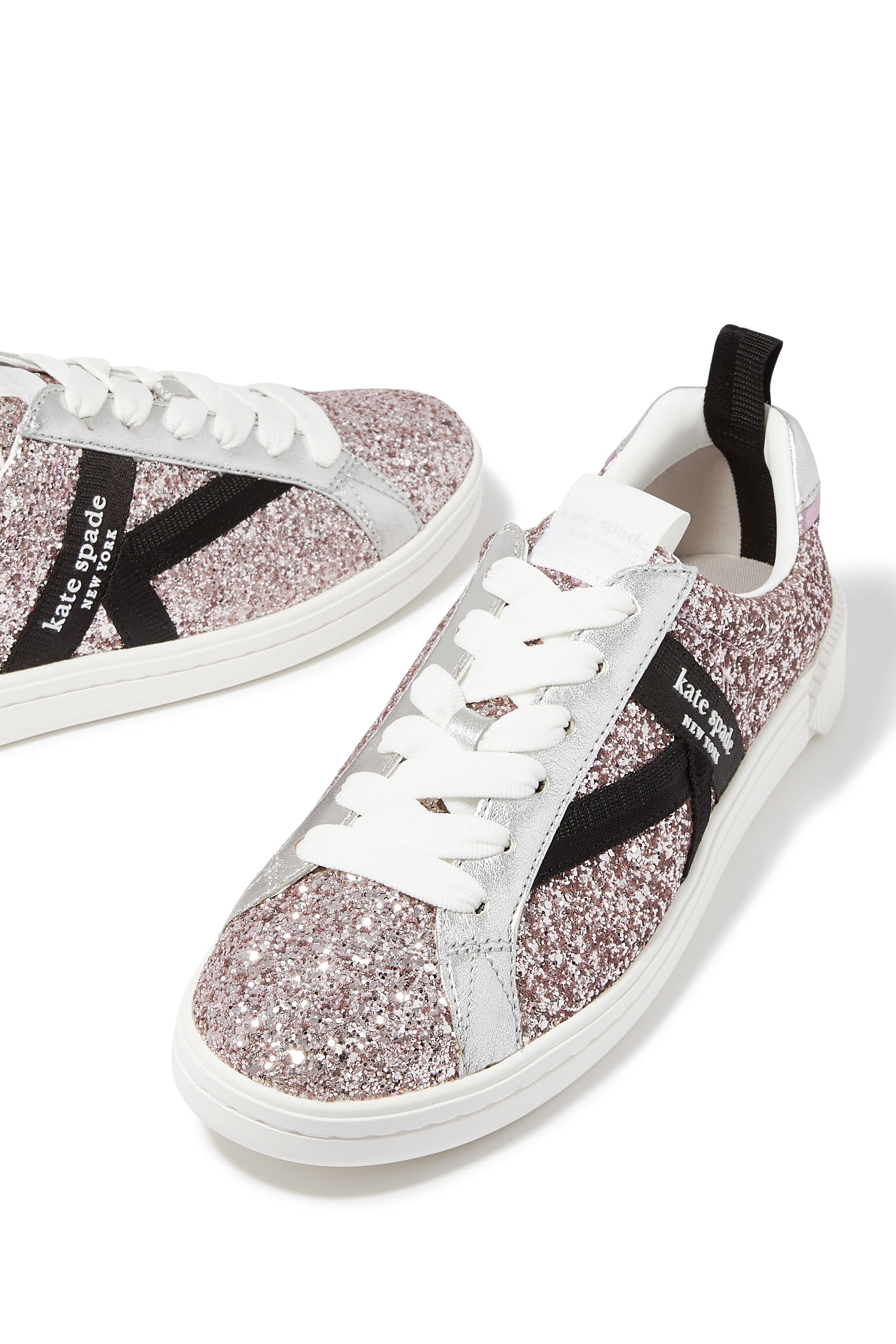 سنيكرز بحرف شعار الماركة