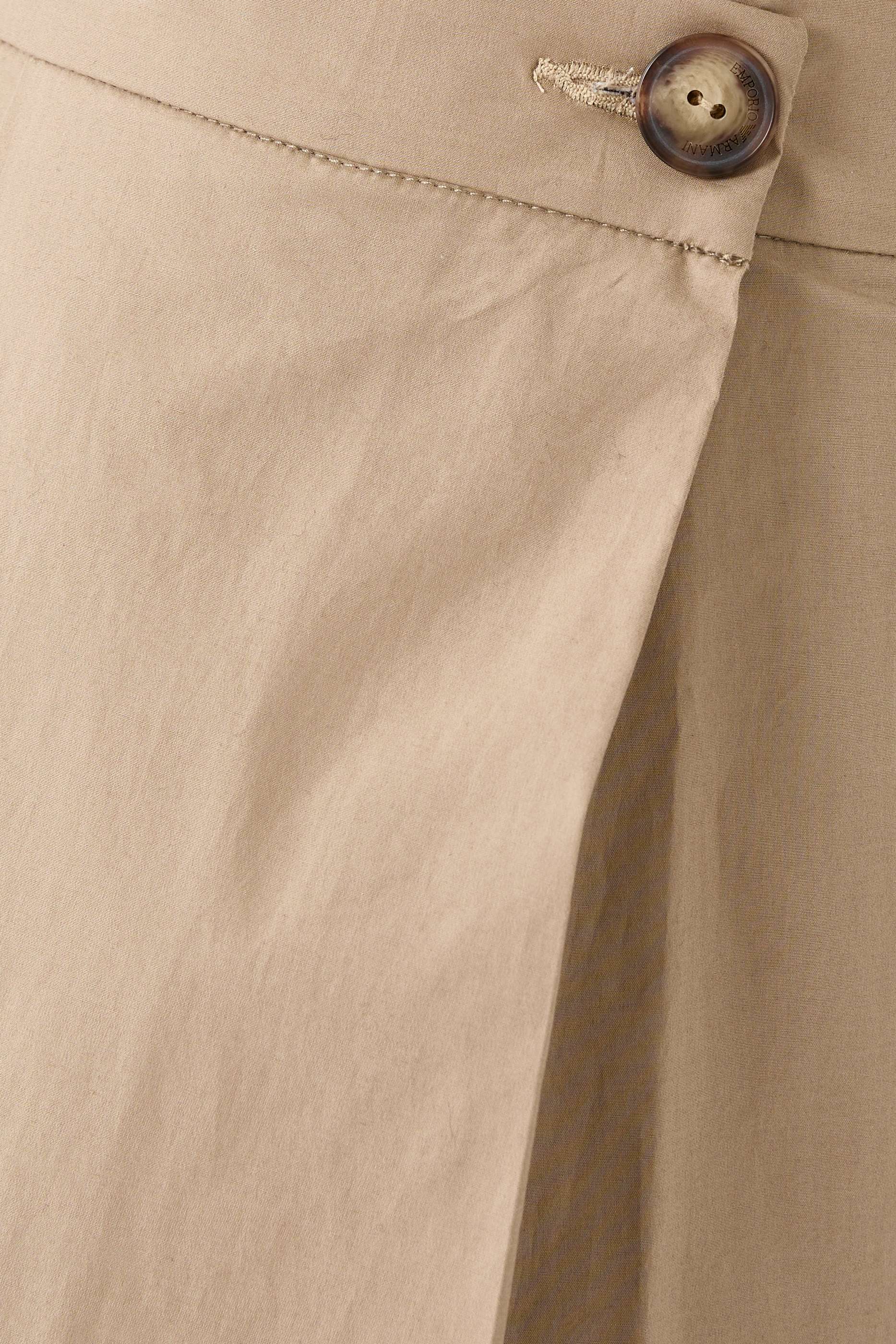 تنورة بطيات بشعار الماركة