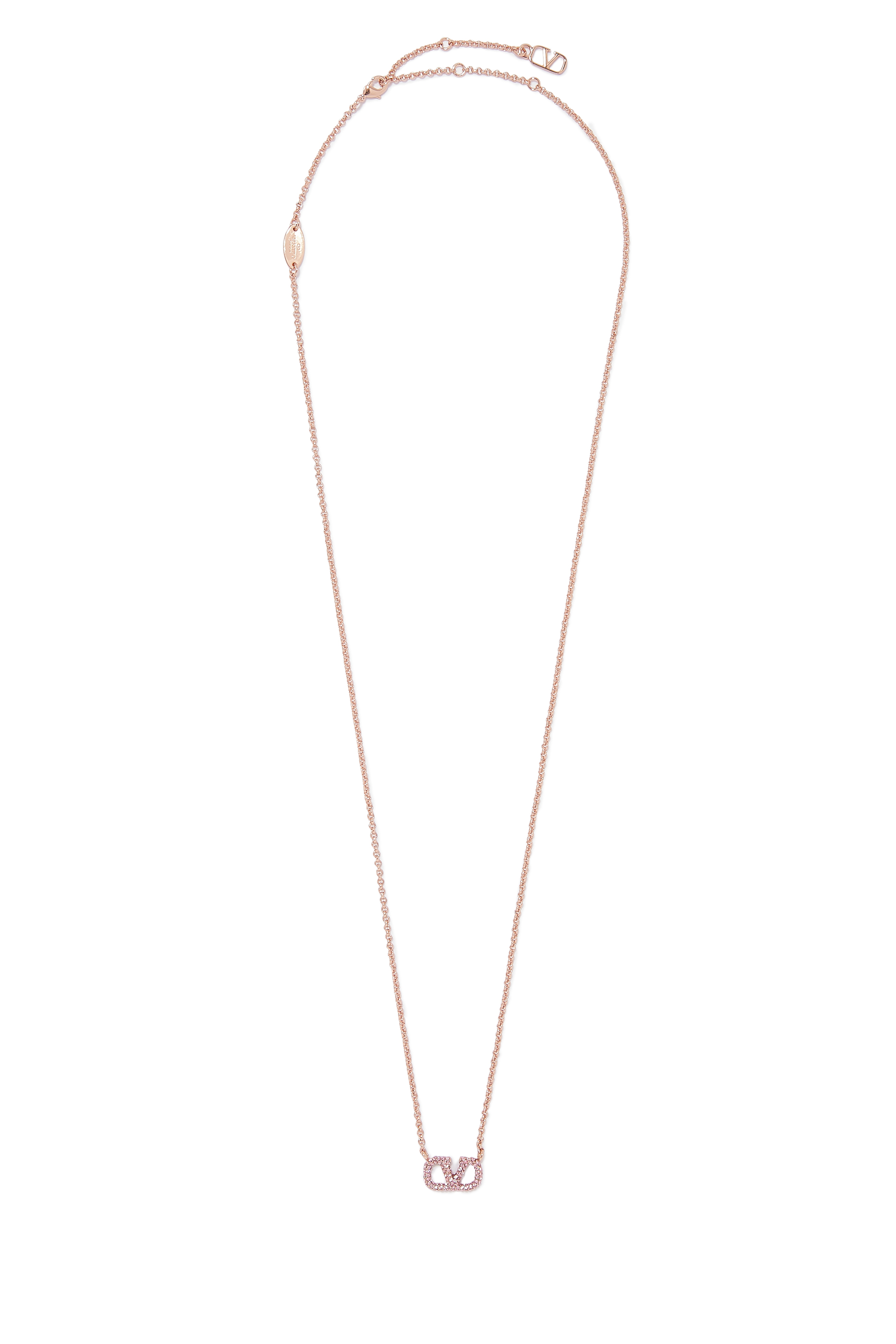 قلادة بشعار الماركة V حصريا للشرق الأوسط