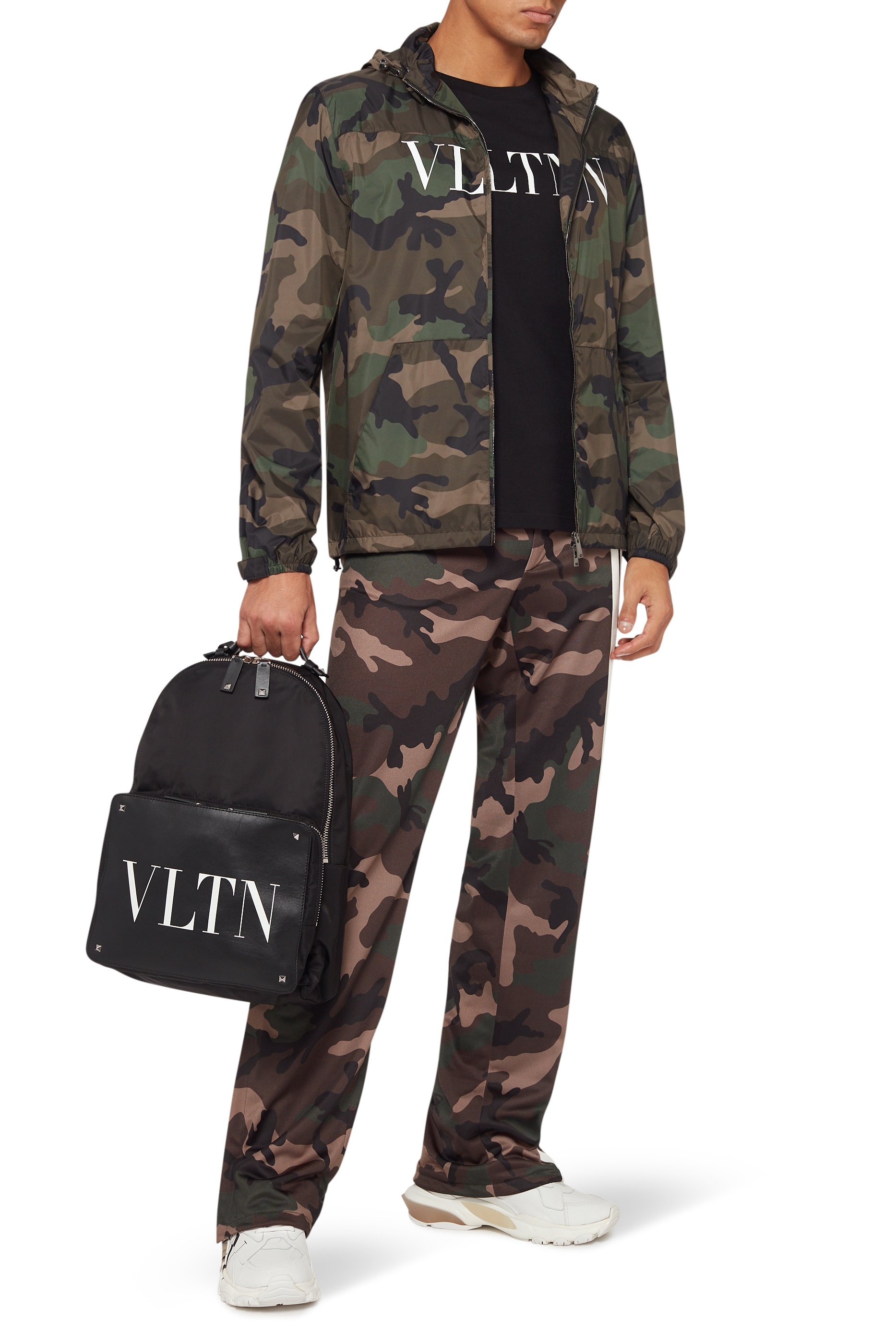 تيشيرت فالنتينو غارافاني بطبعة شعار VLTN