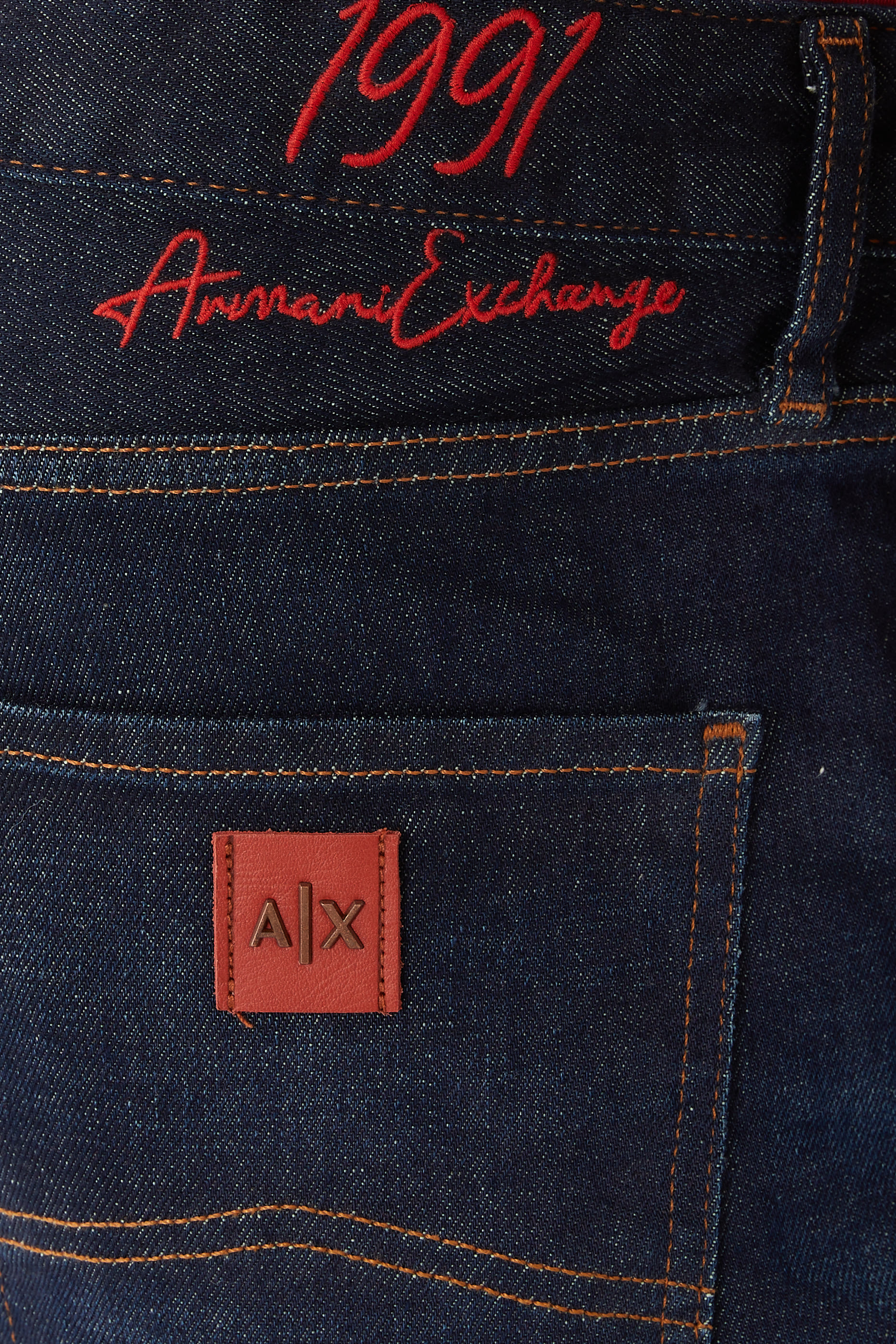 بنطال جينز بقصة مريحة