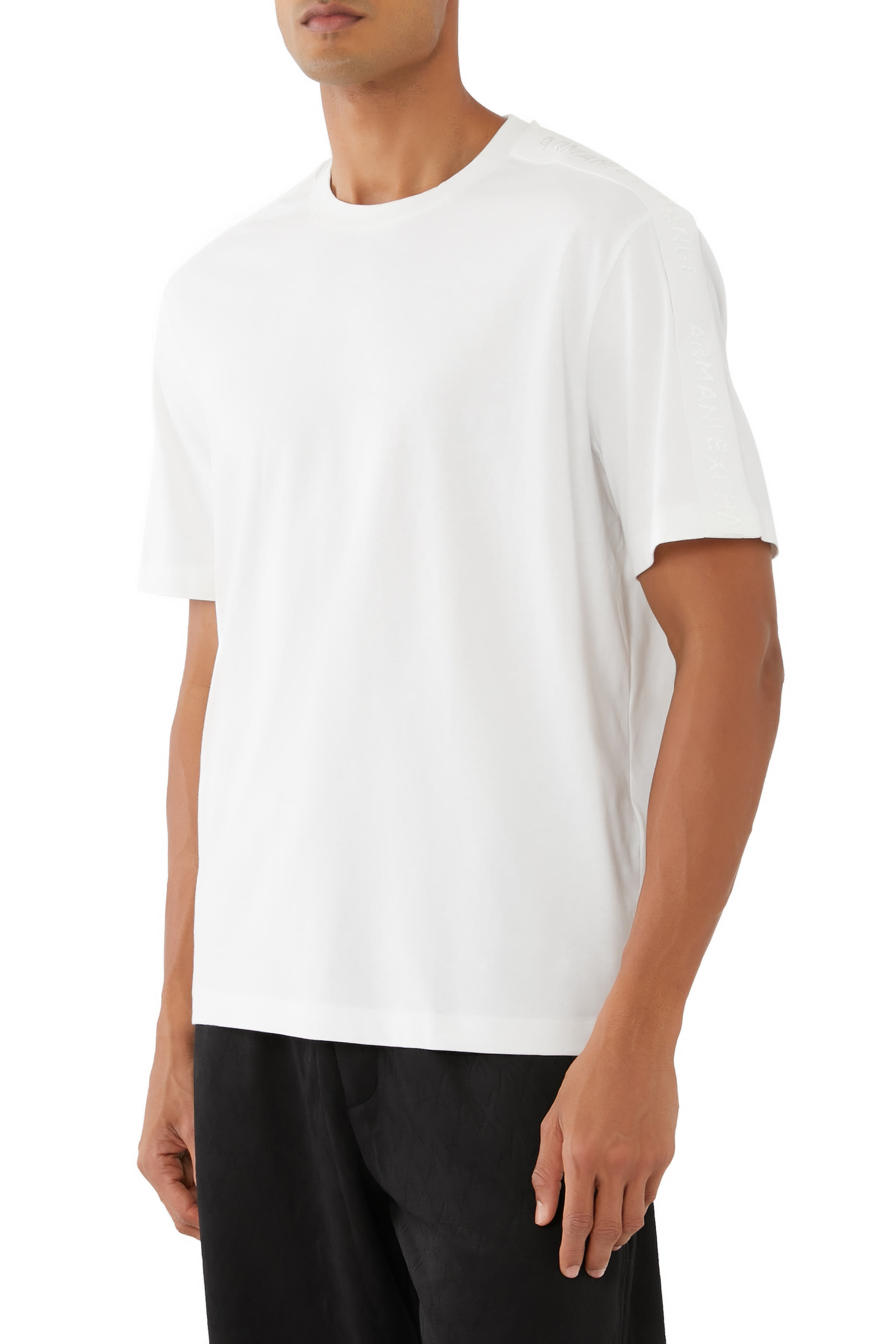 تيشيرت بياقة ضيقة وبحروف شعار الماركة