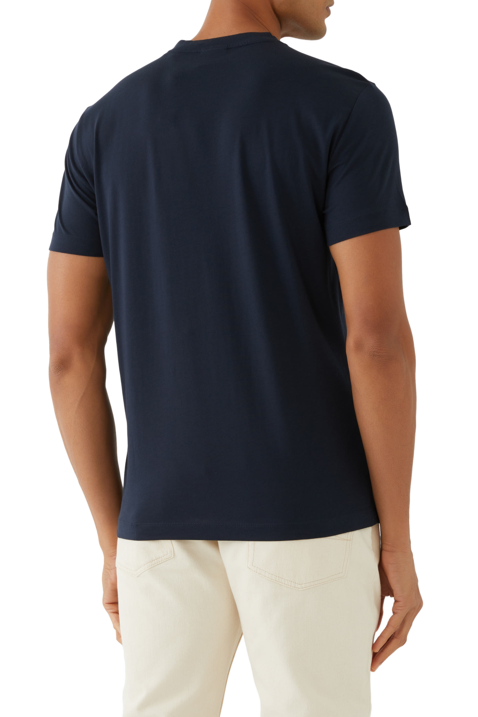 تيشيرت بشعار الماركة بحجم صغير