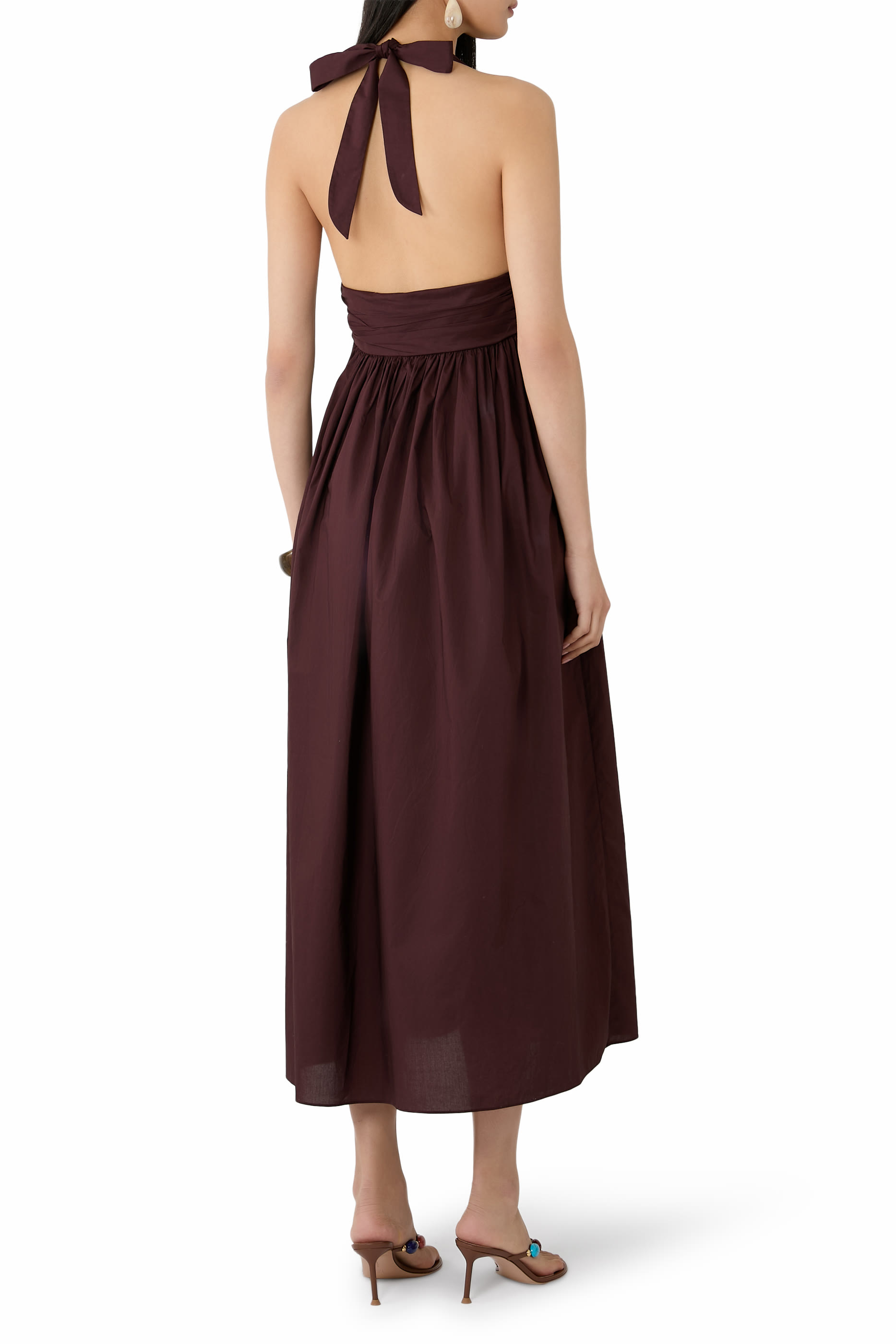 فستان بياقة عميقة ورباط حول الرقبة