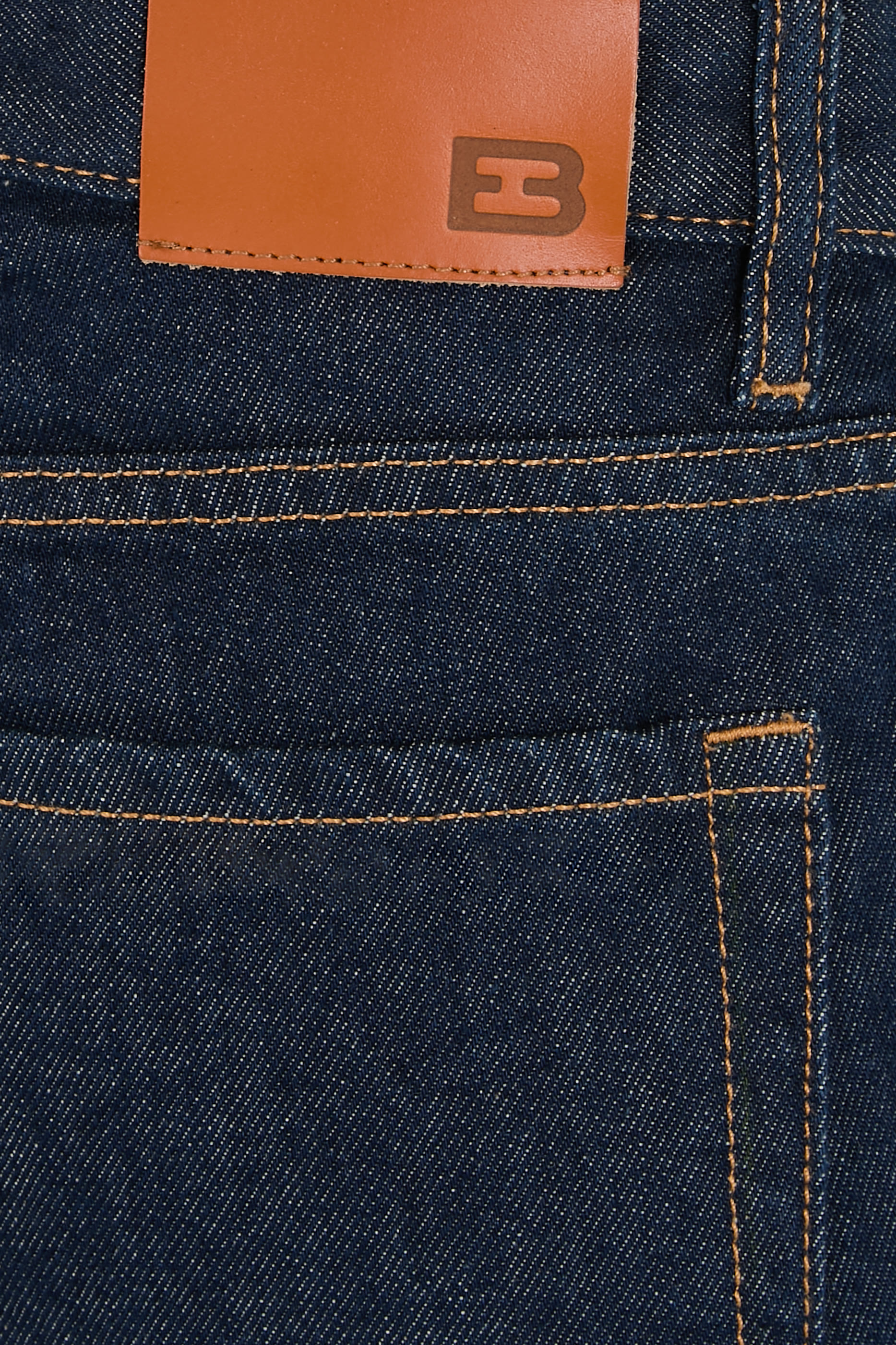 بنطال جينز بقصة ضيقة وخصر منخفض