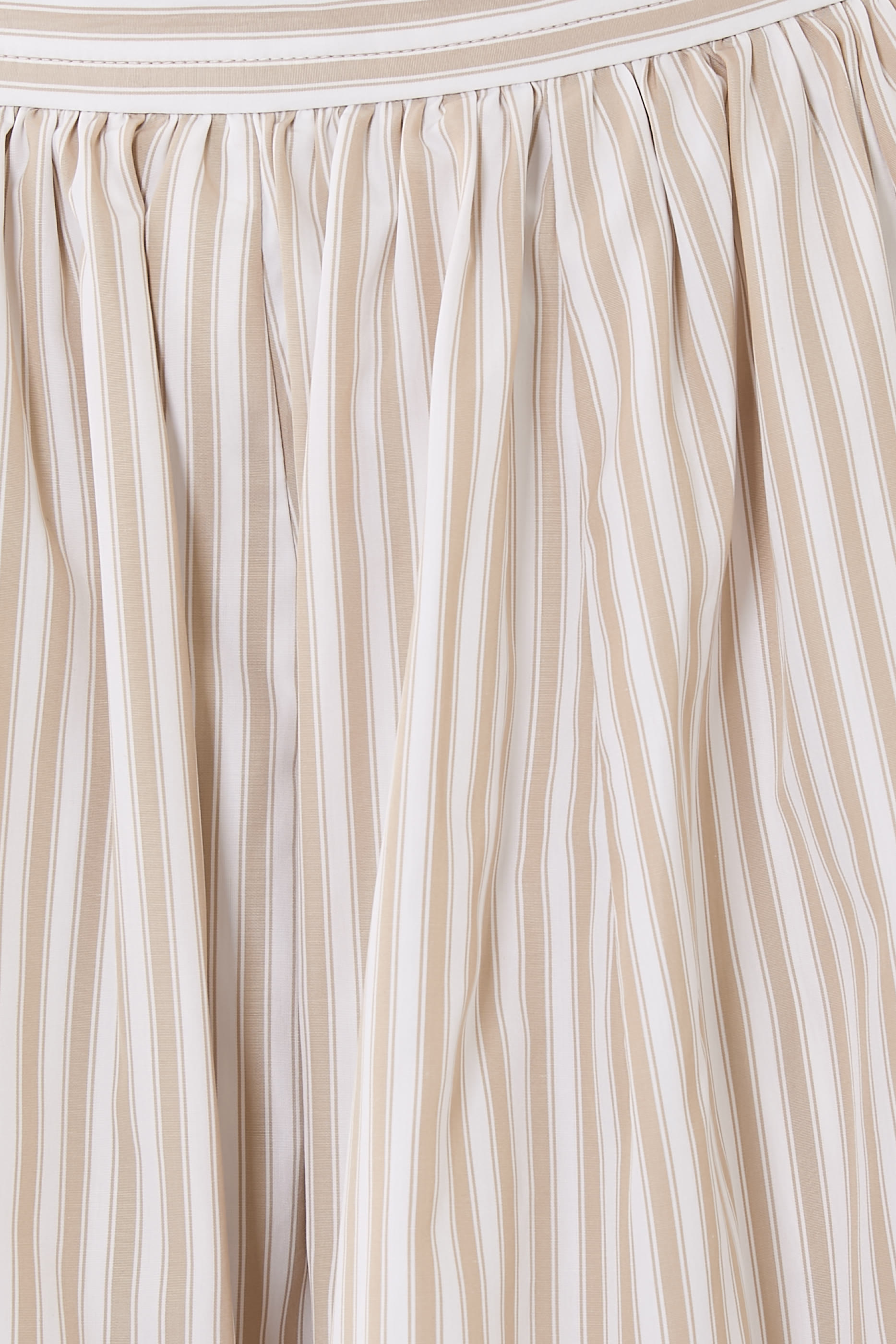 تنورة قصيرة بحافة واسعة