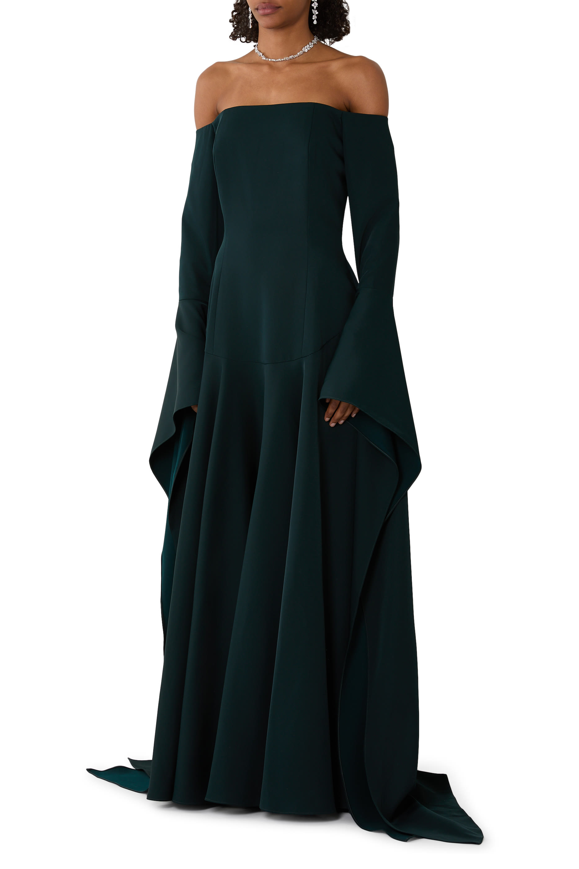 فستان سهرة بأكتاف مكشوفة وأكمام كريب