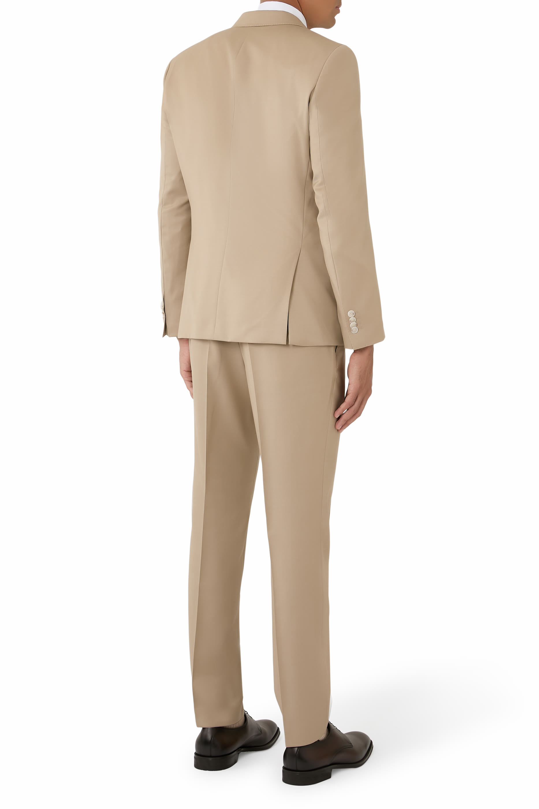 بدلة من ثلاث قطع بقصة ضيقة