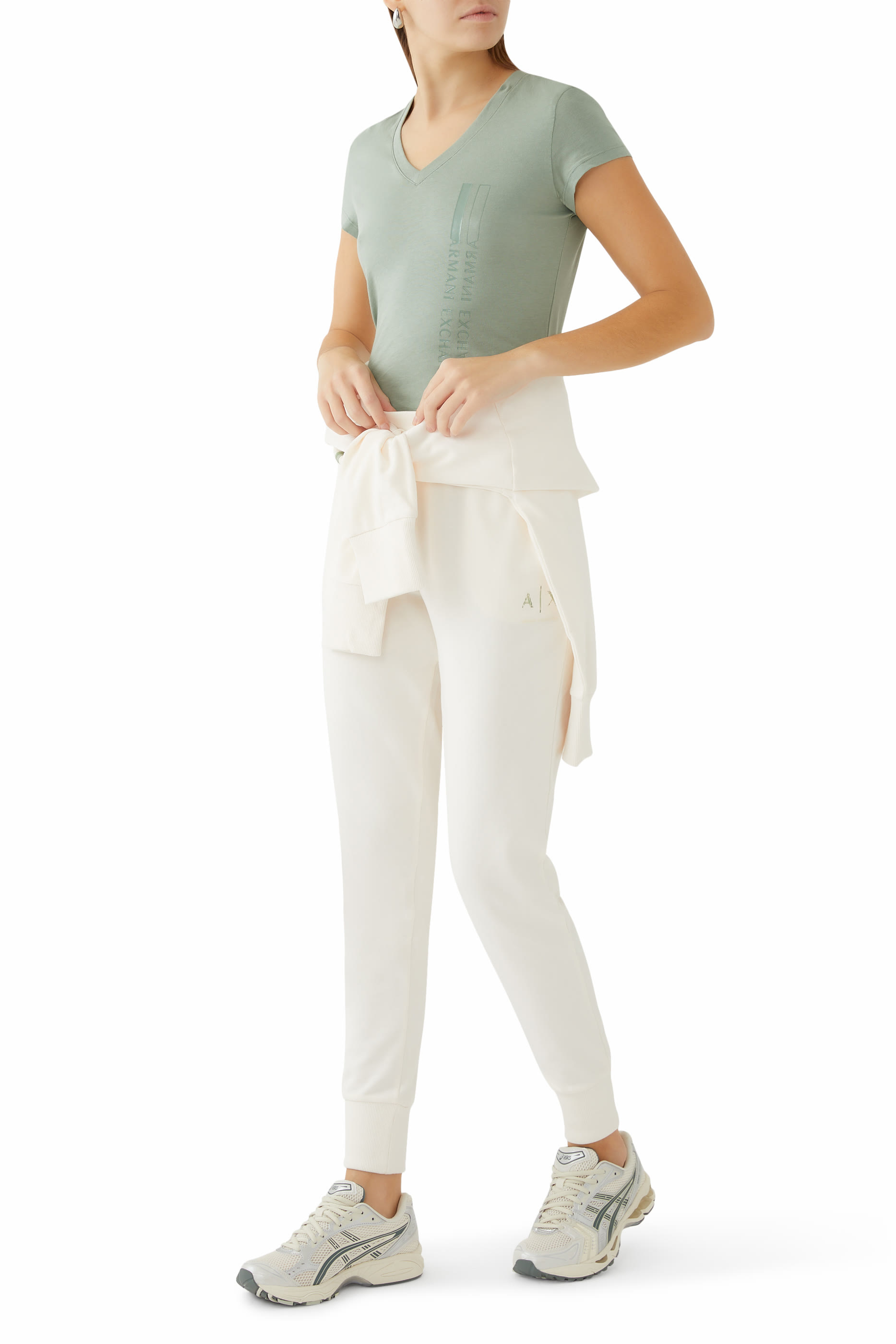 تيشيرت بياقة على شكل حرف وشعار الماركة