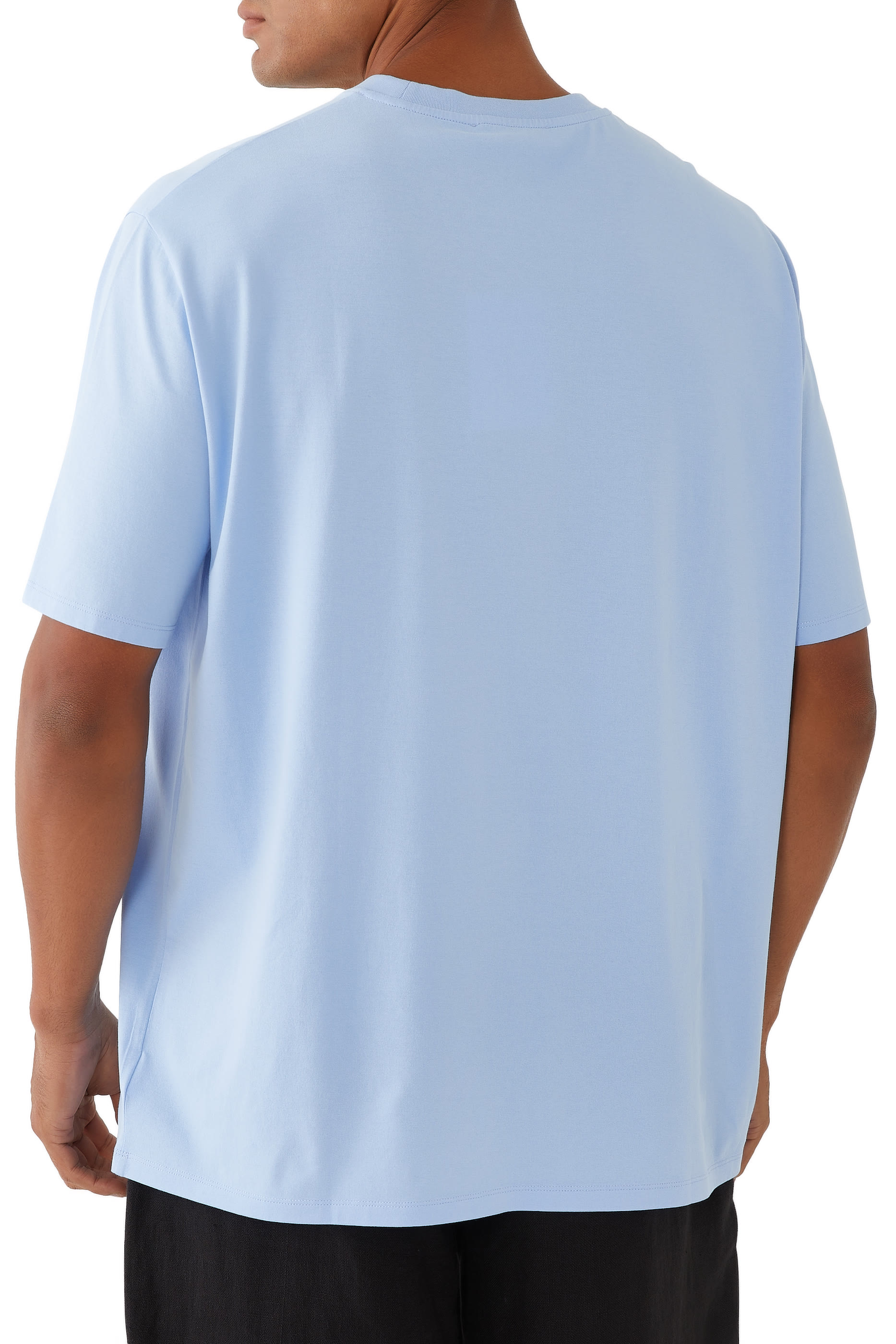 تيشيرت بشعار الماركة بملمس بارز