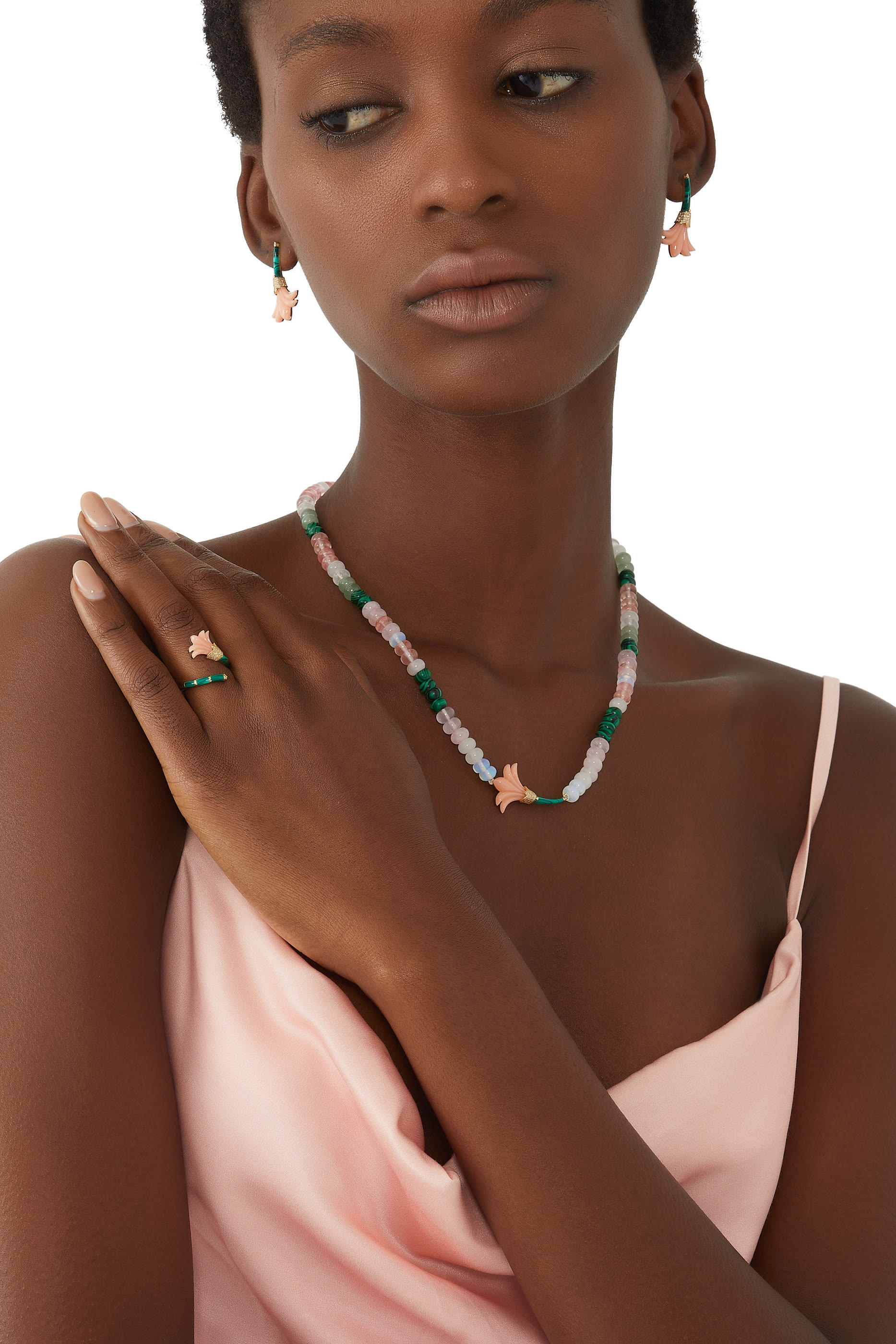 قلادة بتصميم زهرة مزينة بالخرز وحجر ملاكيت والماس ذهب أصفر عيار 18