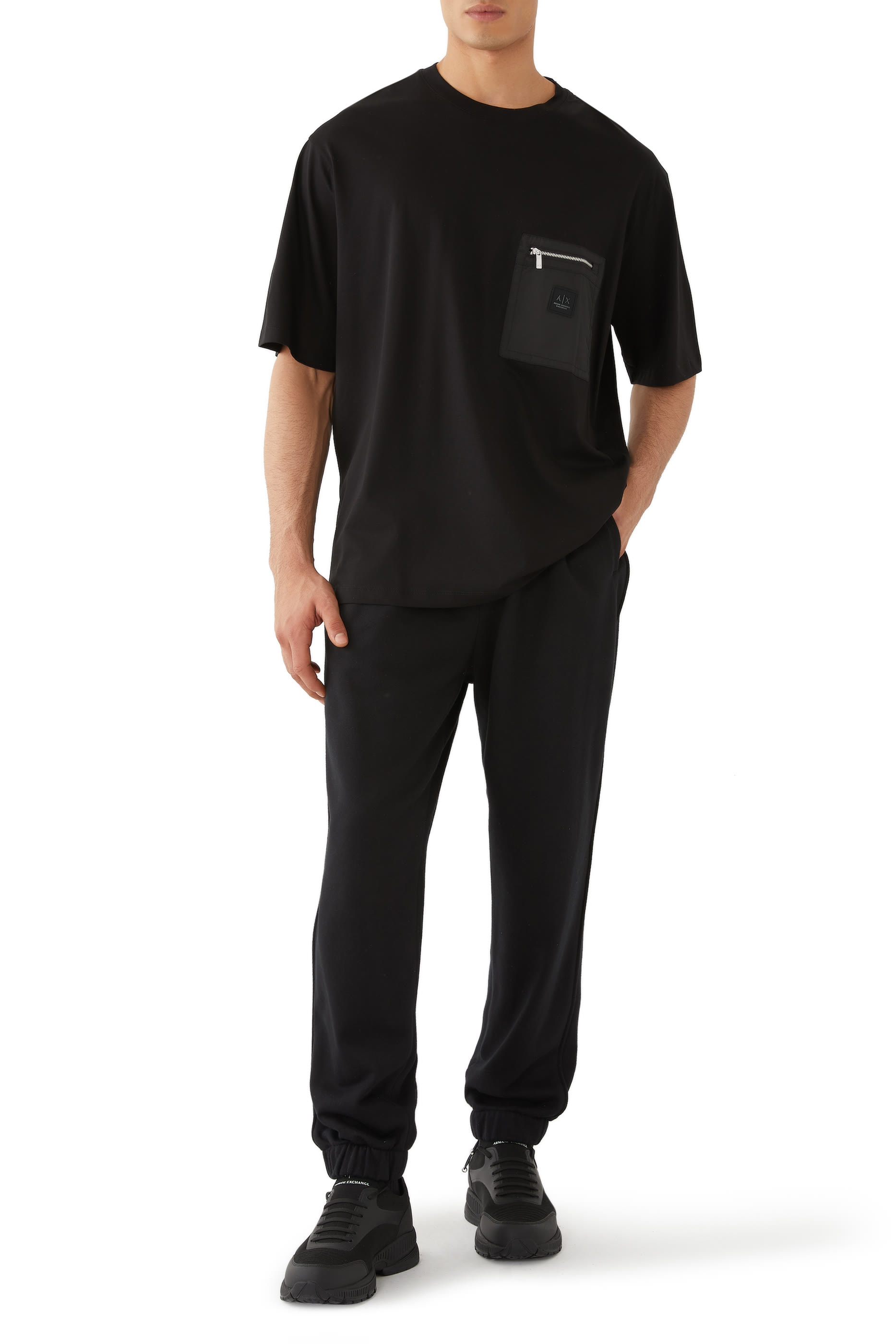 تيشيرت بياقة ضيقةبإصدار بلاك