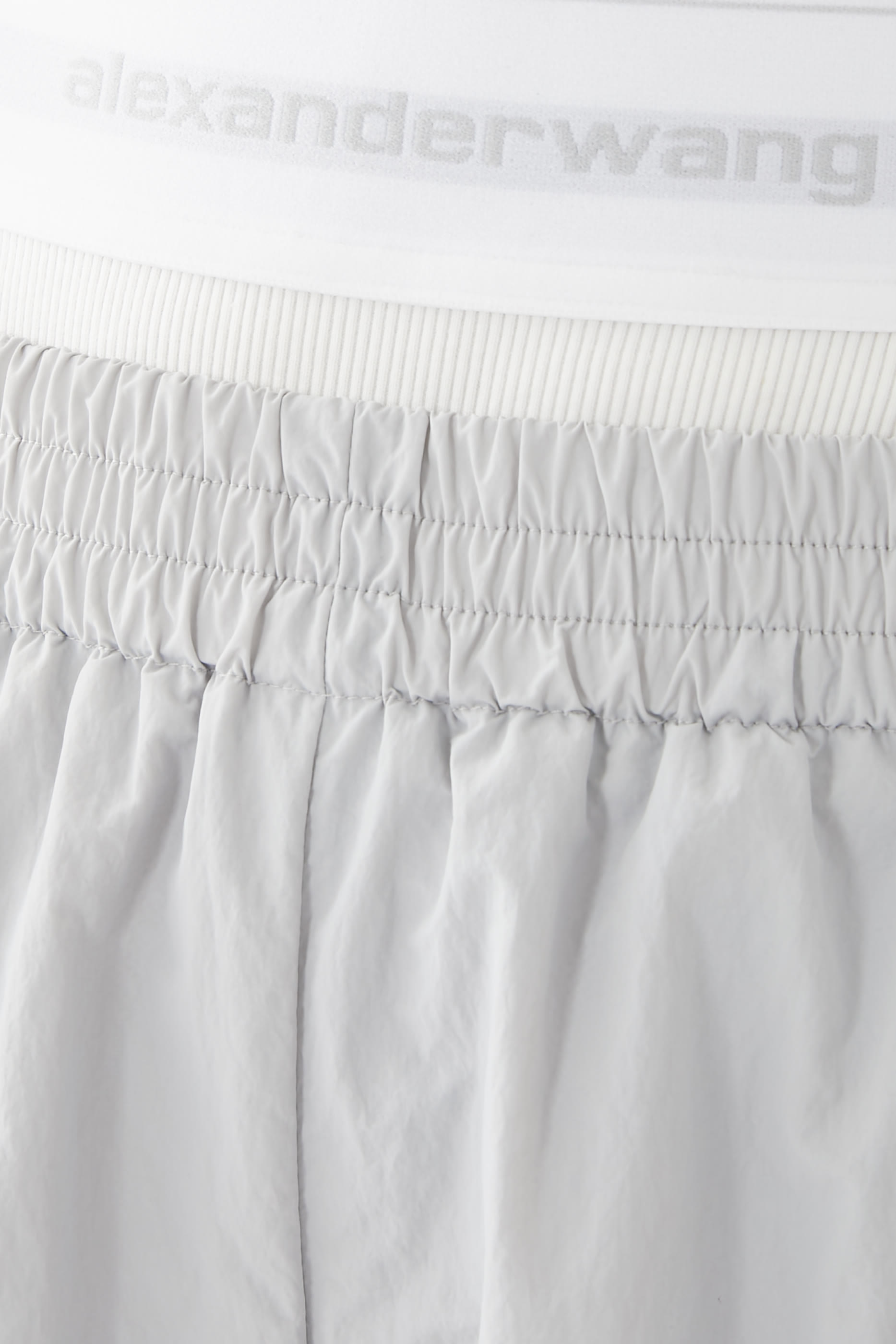 بنطال رياضي بسروال تحتي مكشوف بشعار الماركة