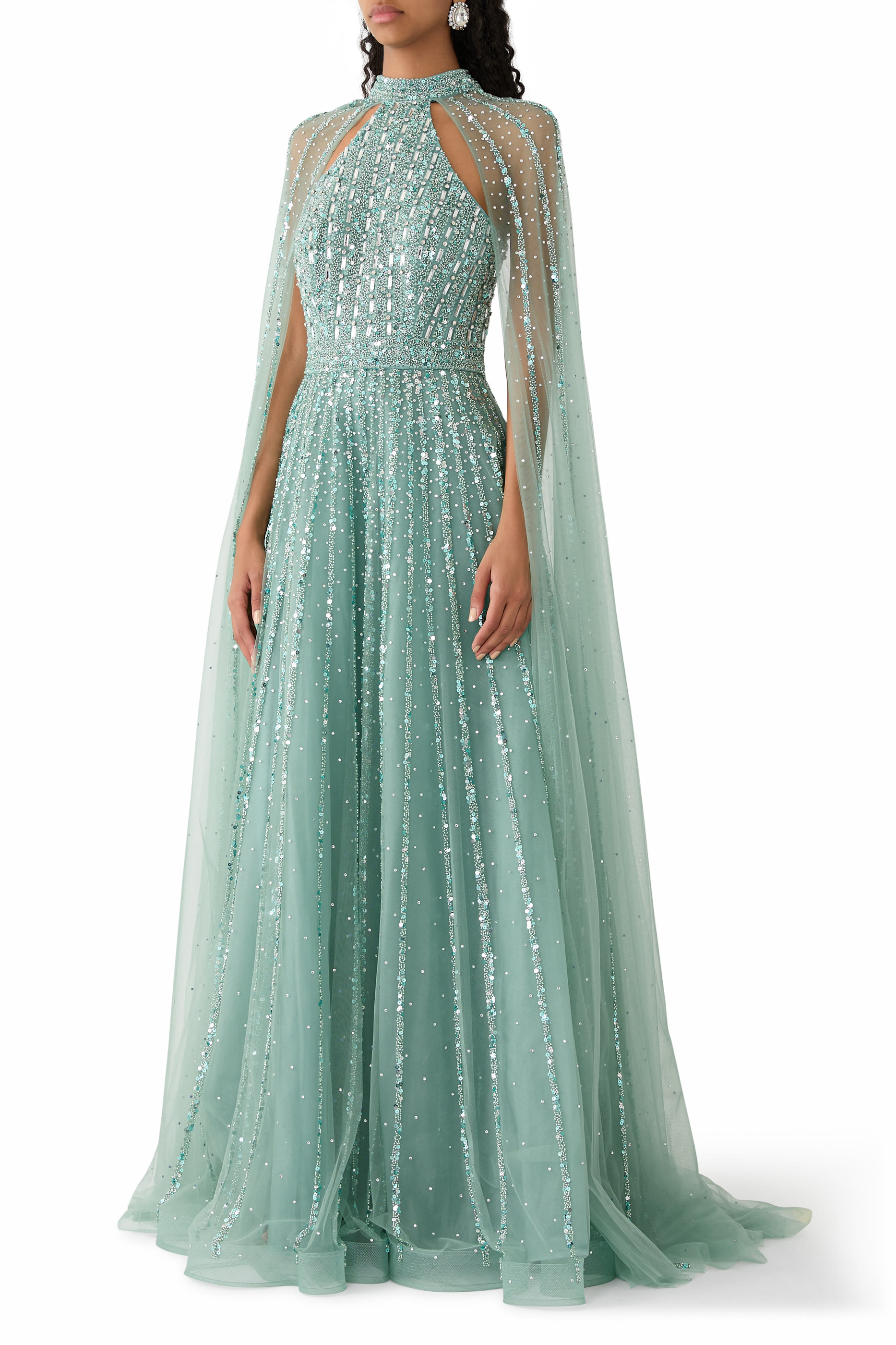 فستان سهرة بأكمام كاب