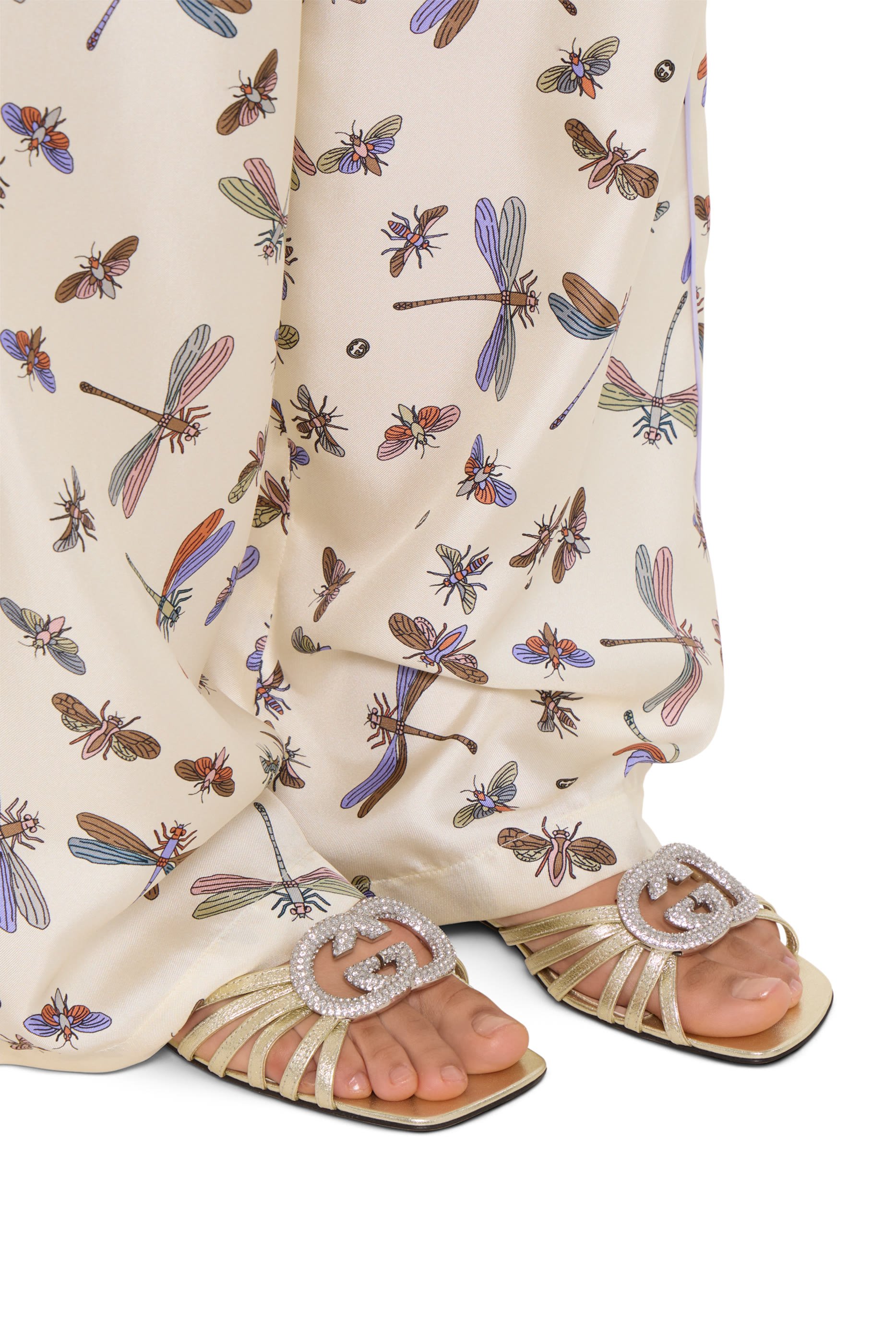 صندل بحلية حرفي شعار الماركة