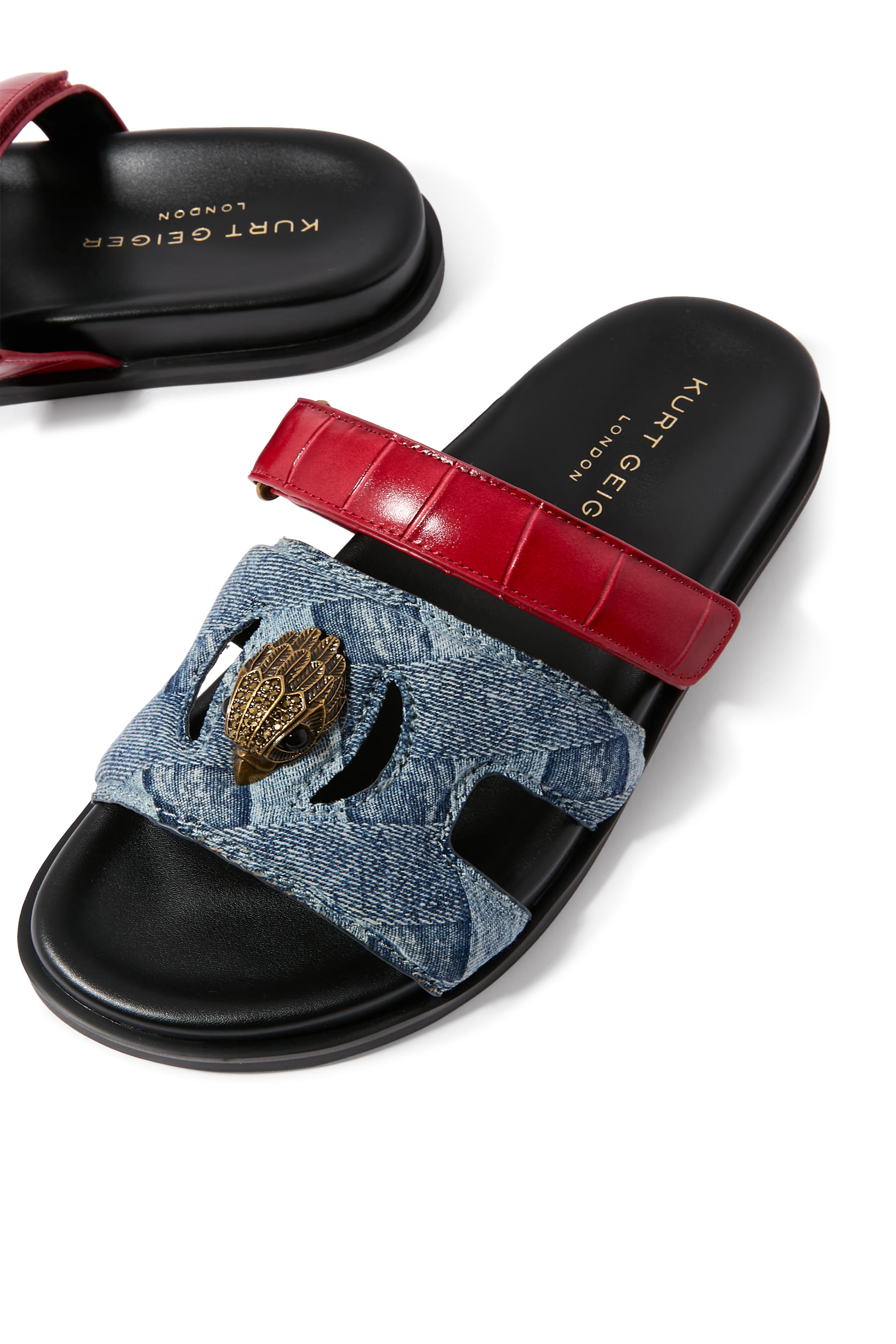 صندل بفتحات مزين بحلية شعار الماركة