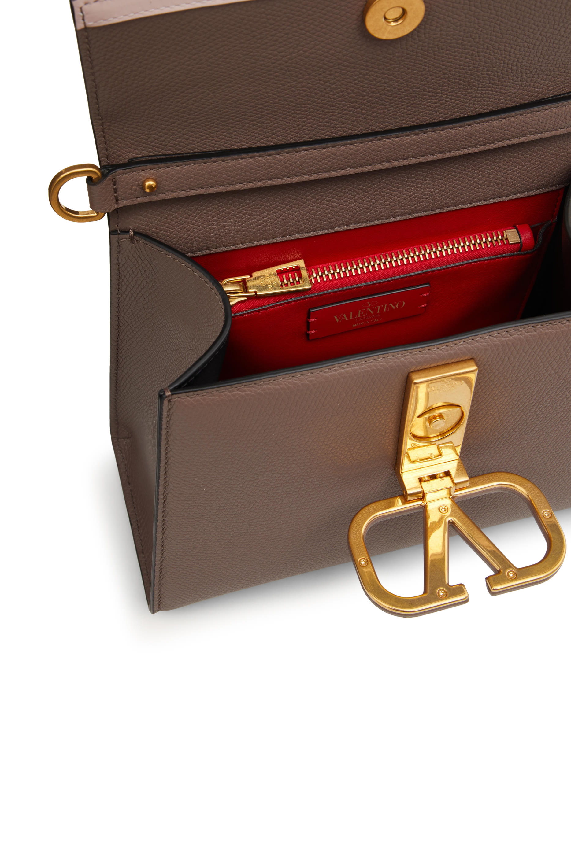 حقيبة يد بشعار الماركة