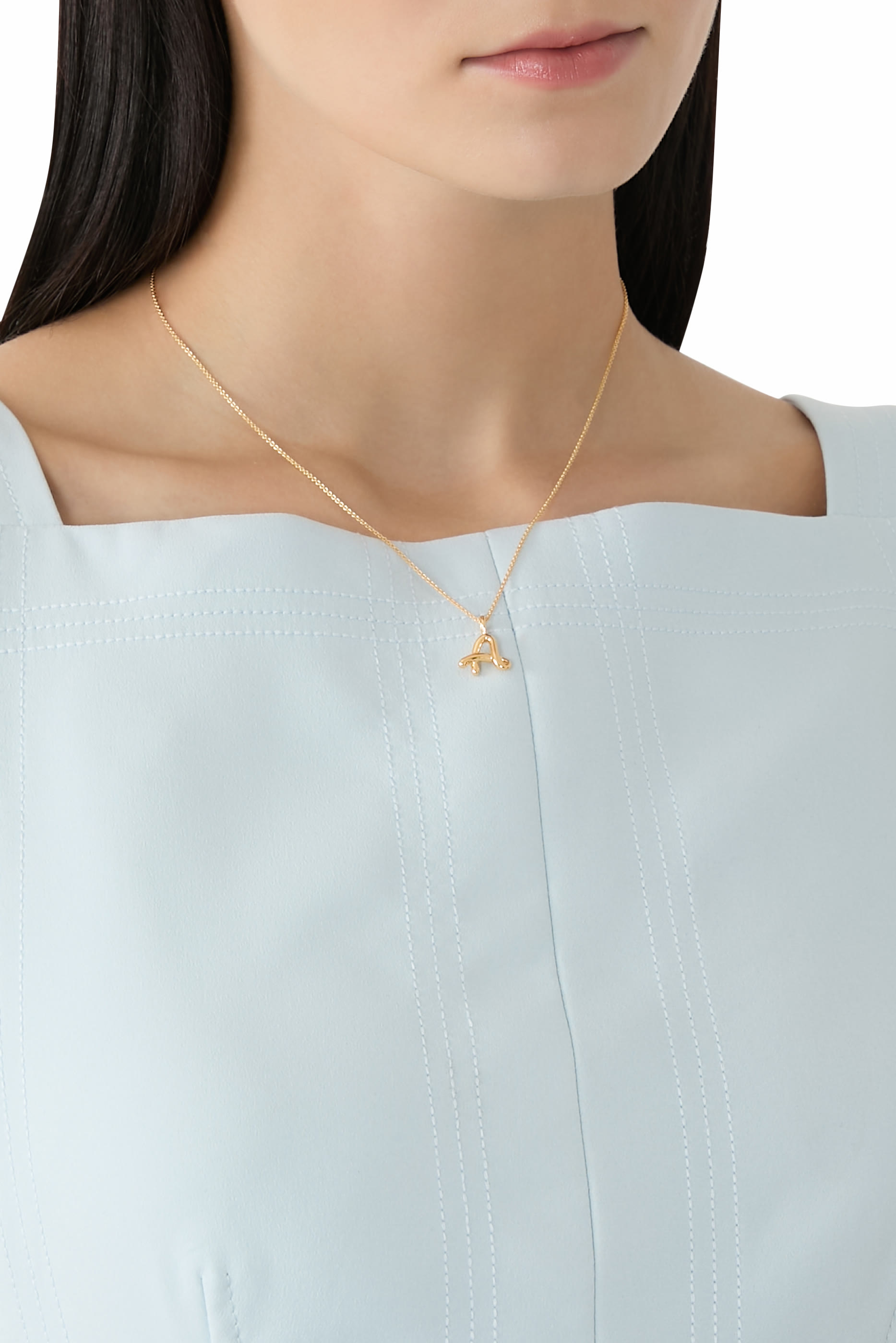 قلادة بحلية صغيرة بتصميم حرف أي بحواف منصهرة، فضية استرلينية معاد تدويرها مطلية بذهب عيار 18