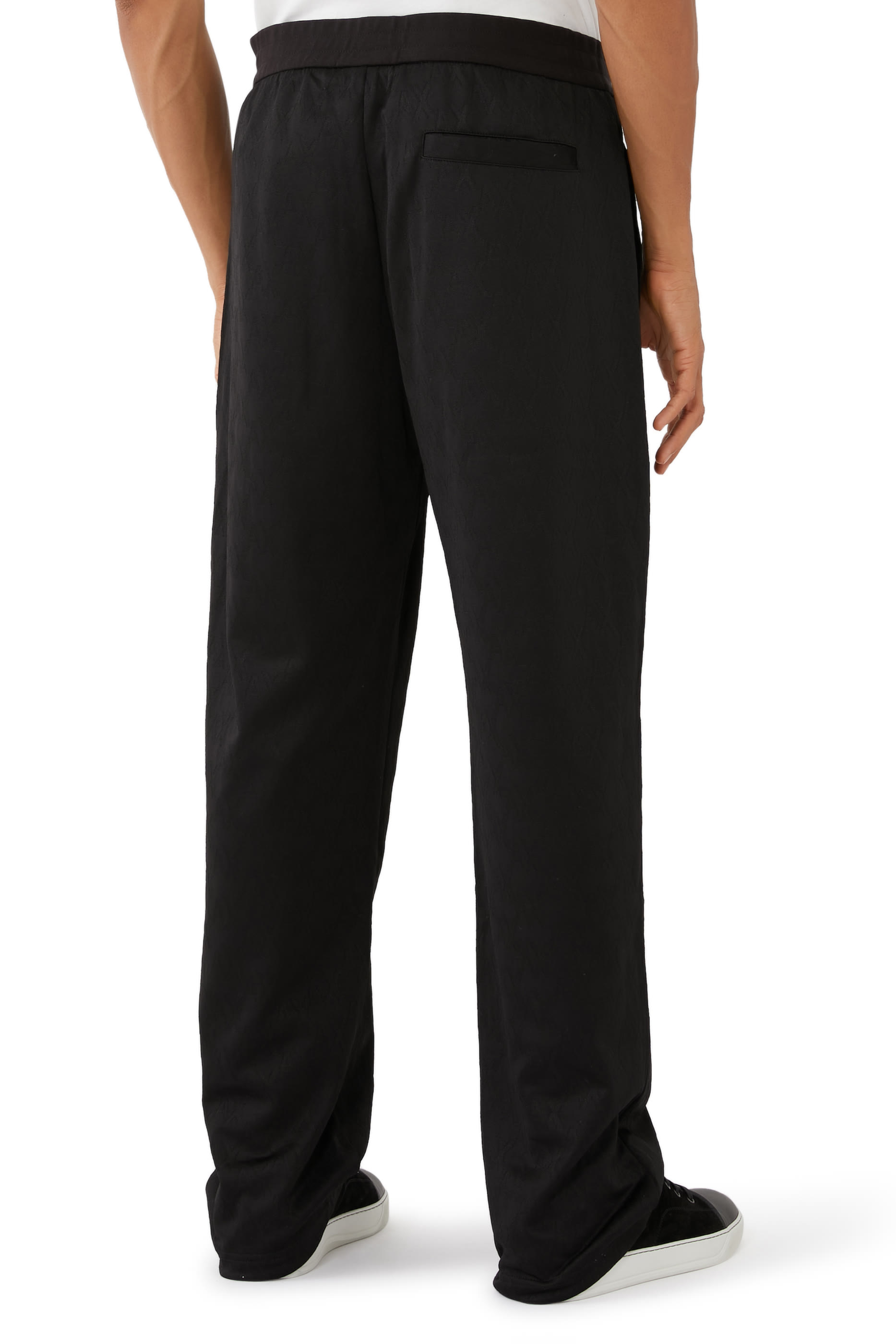 بنطال رياضي بحروف شعار الماركة